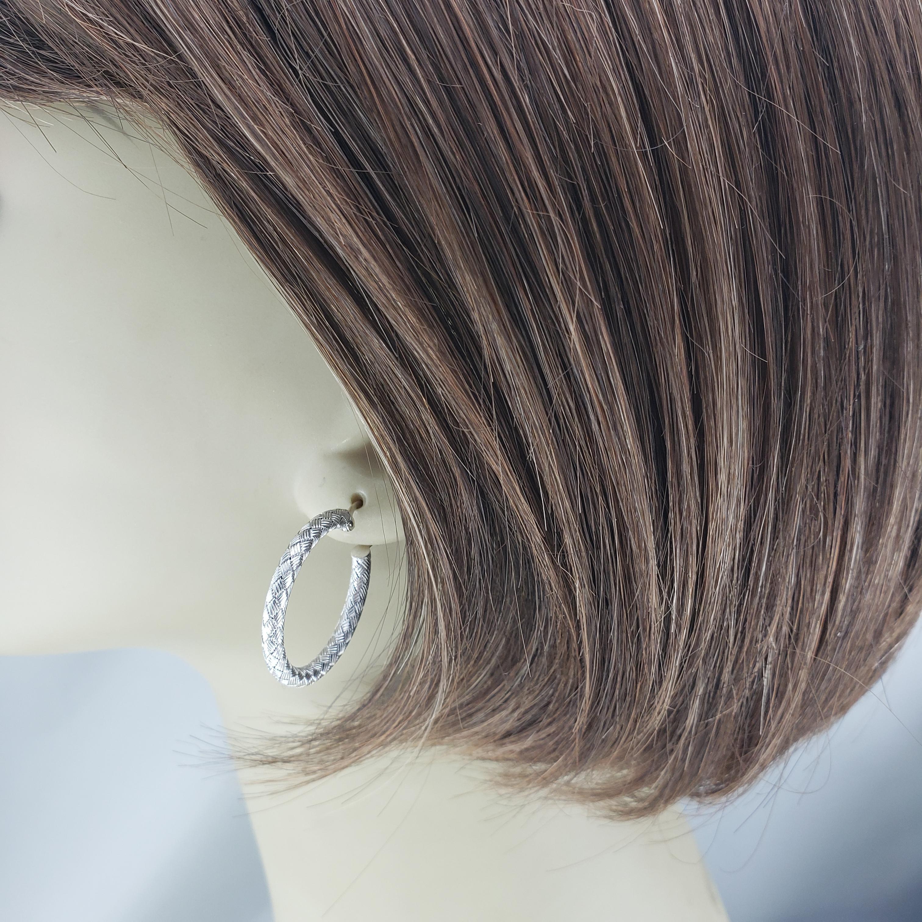 18K White Gold Textured Hoop Earrings #19897 For Sale 3