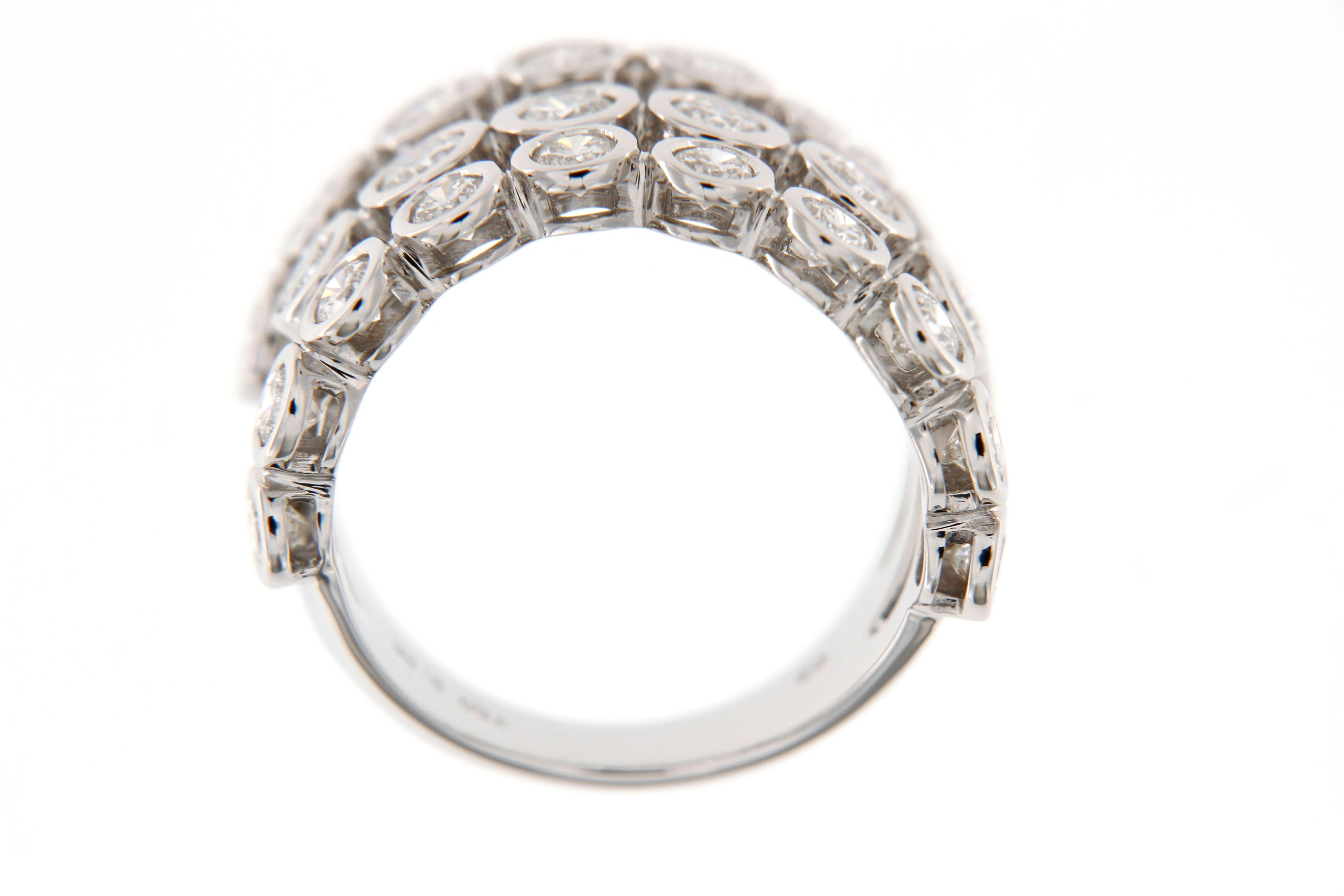 18K White Gold Three Row Bezel Set Ring ( 2.26cts) Moderno en venta