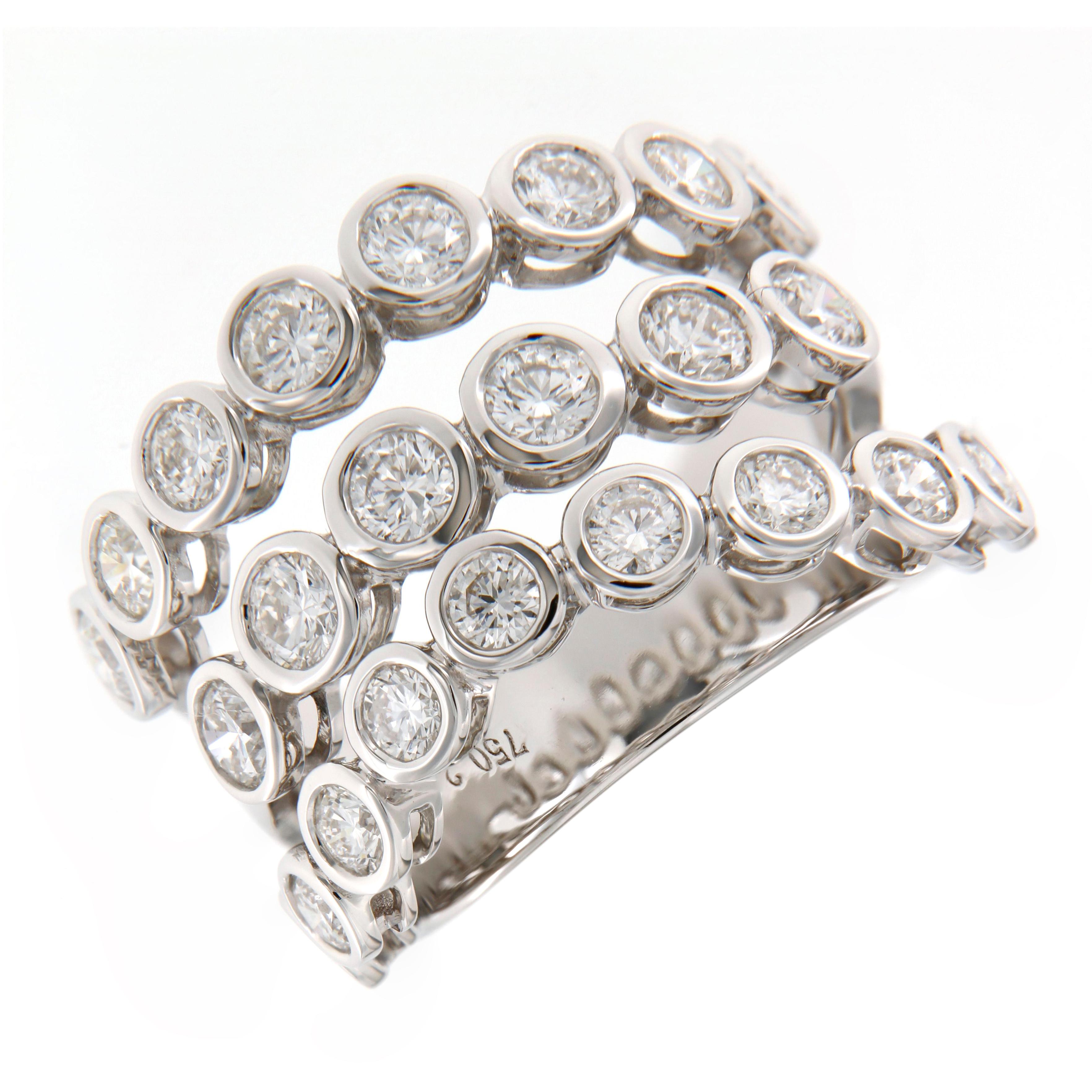 18K White Gold Three Row Bezel Set Ring ( 2.26cts) Corte redondo en venta
