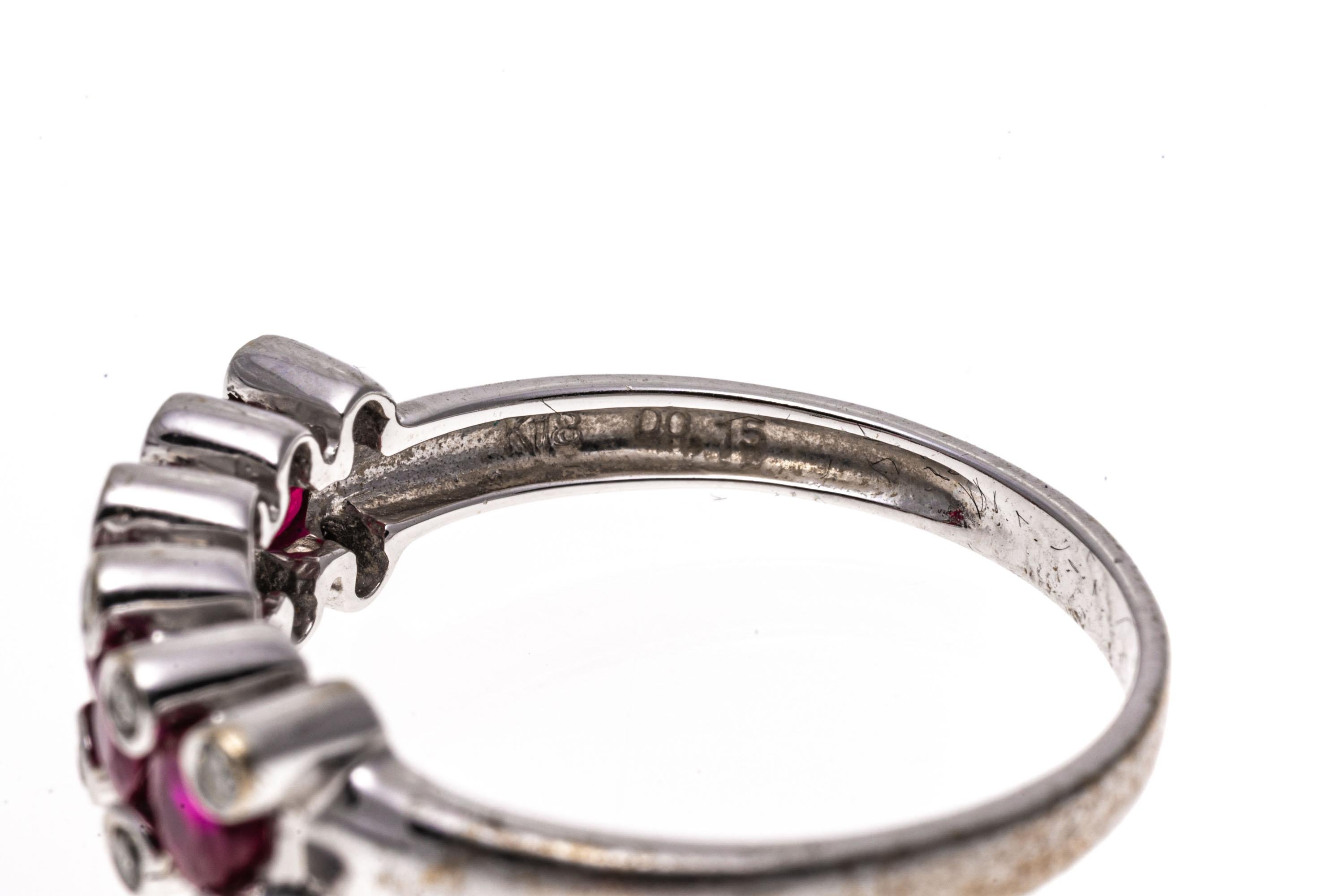 18 Karat Weißgold Dreireihiger Rubin-Ring mit erhabenem Diamanten in der Lünette (Zeitgenössisch) im Angebot