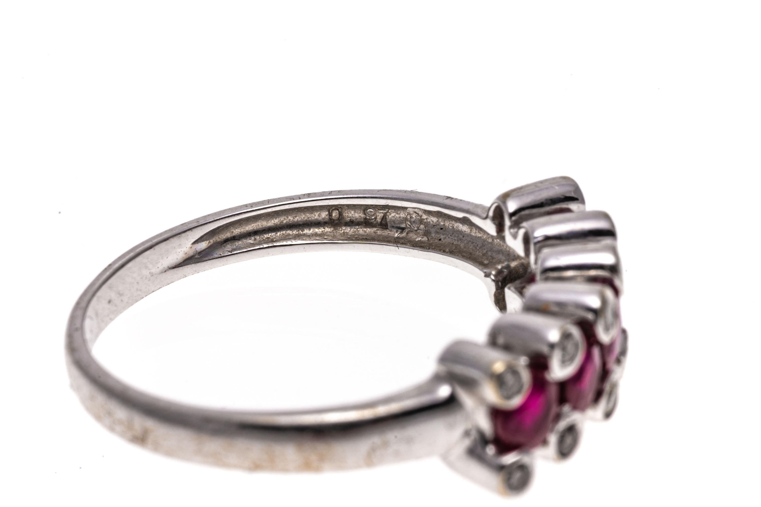 18 Karat Weißgold Dreireihiger Rubin-Ring mit erhabenem Diamanten in der Lünette Damen im Angebot