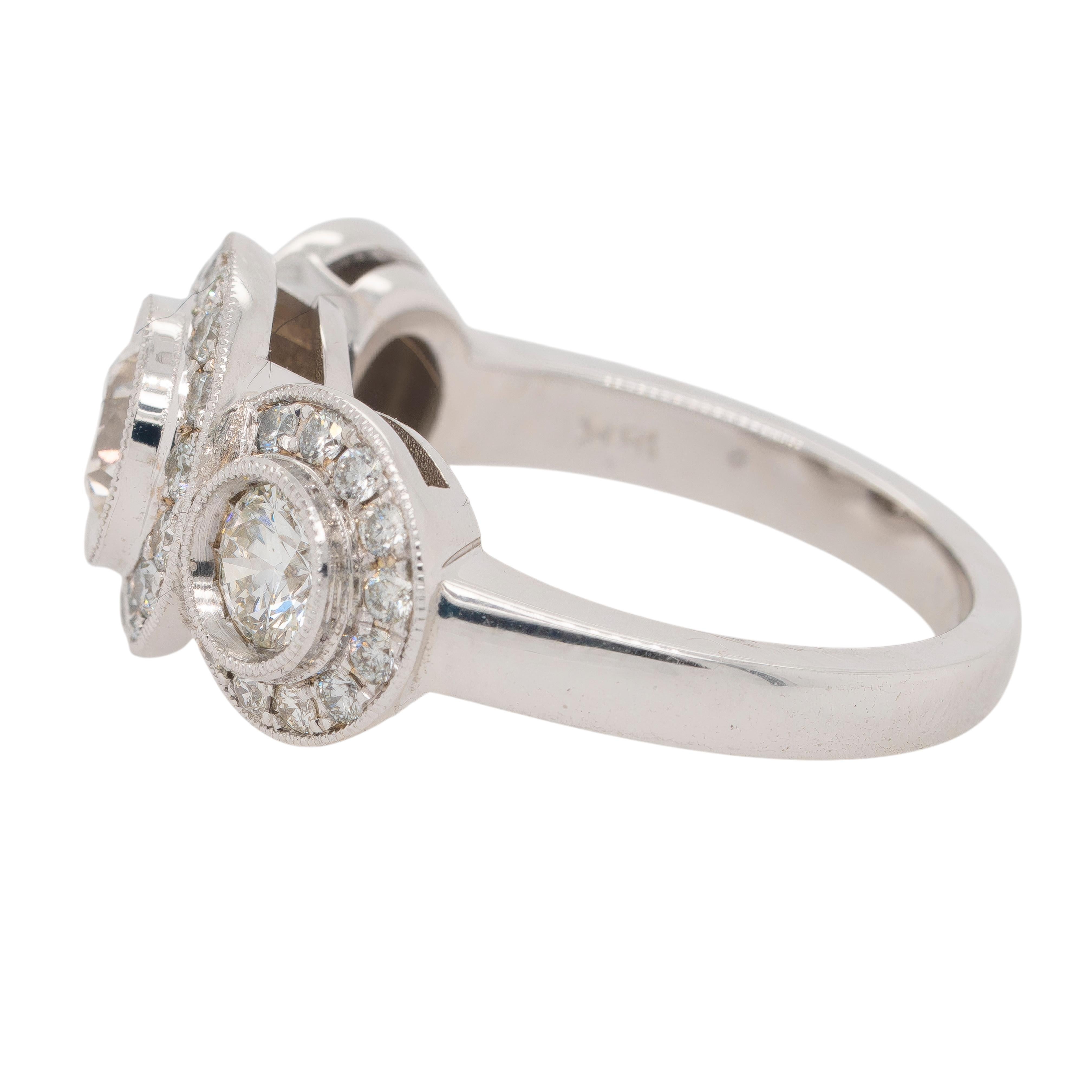 Questo squisito anello a tre pietre con diamanti a raggiera in oro bianco 18 carati è impreziosito da un totale di 1,90 carati di diamanti. Il centro è caratterizzato da un diamante di circa 0,80 carati elegantemente incorniciato da un'aureola di
