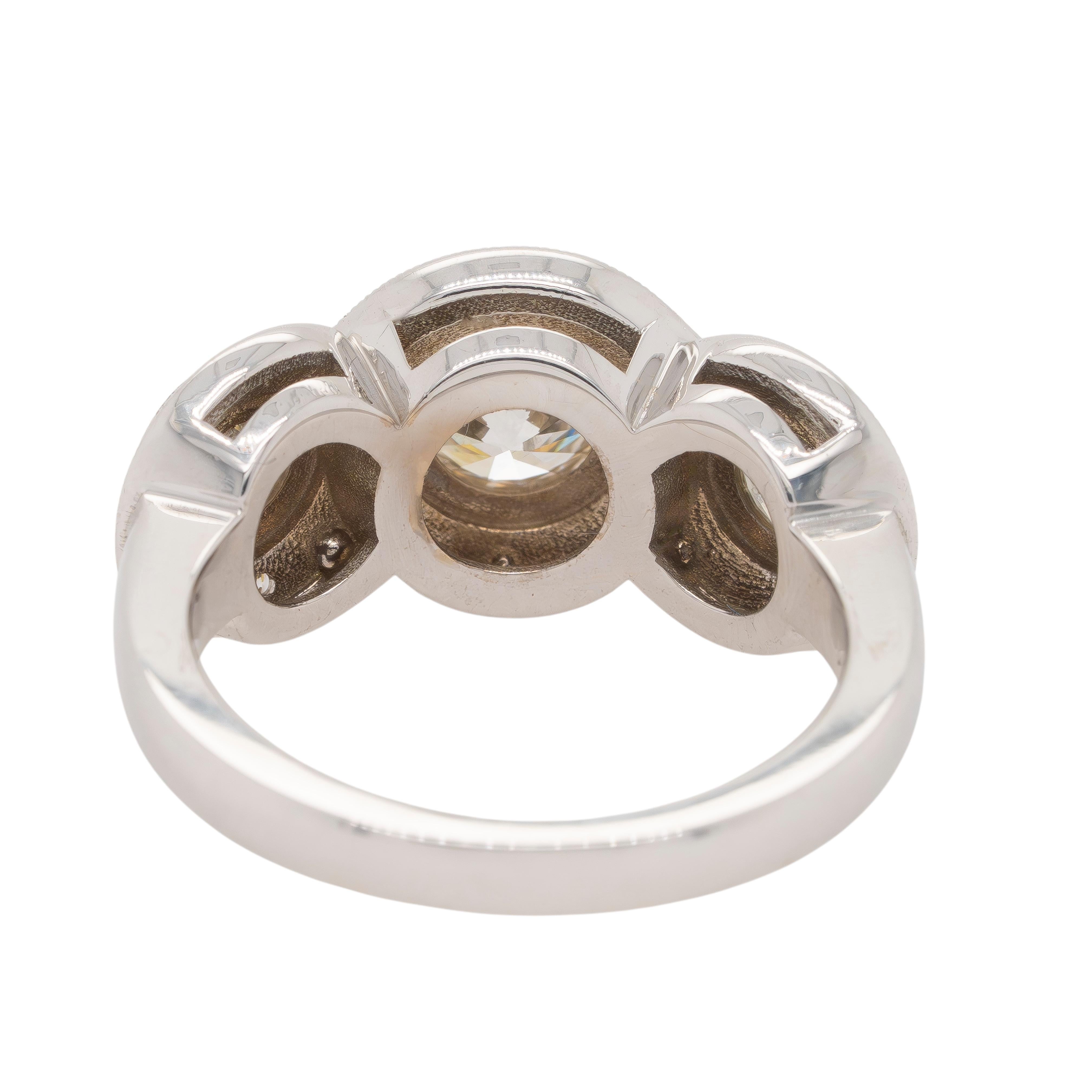 Taglio rotondo Anello aureola con tre pietre di diamante in oro bianco 18 carati in vendita
