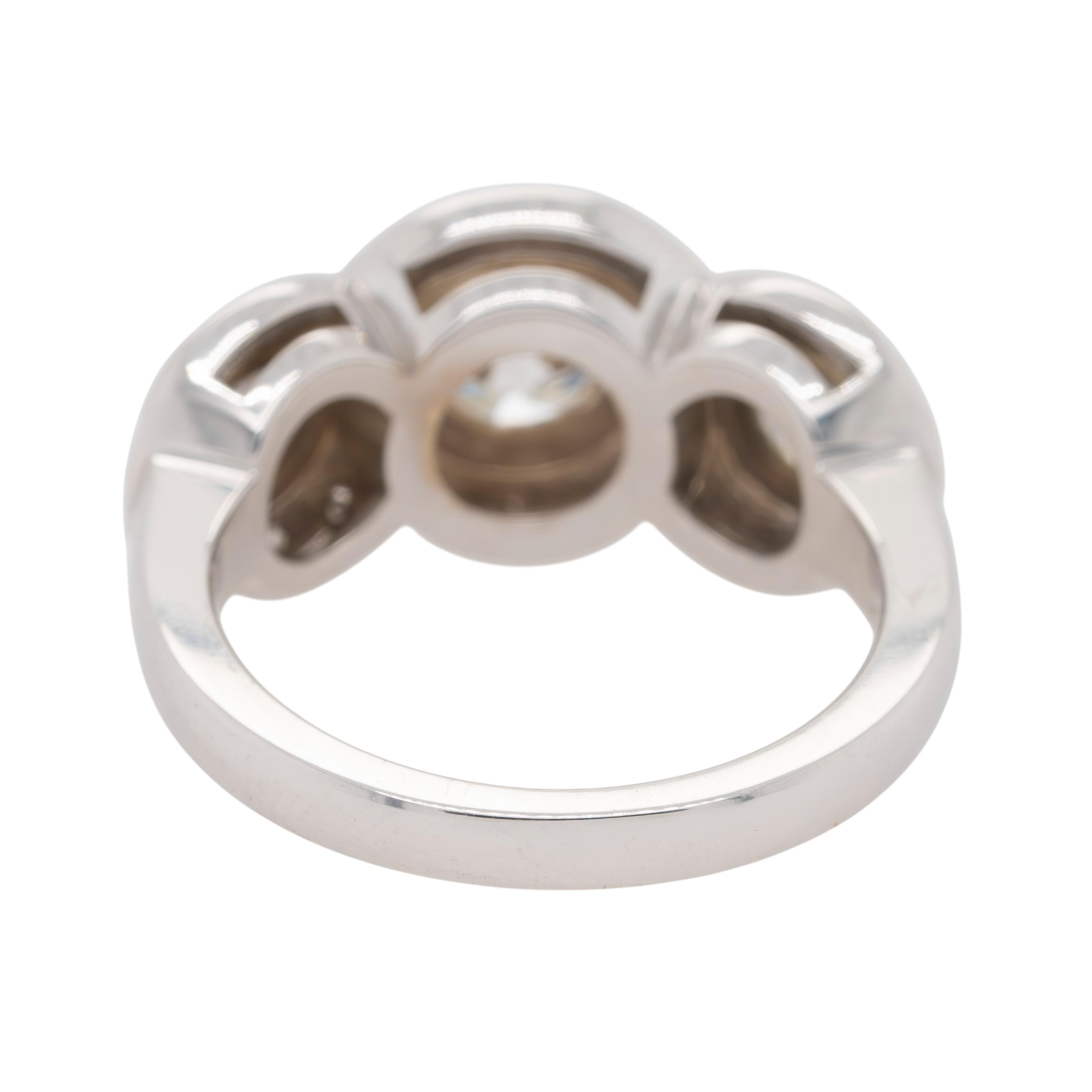 Anello aureola con tre pietre di diamante in oro bianco 18 carati In condizioni Nuovo in vendita a Boca Raton, FL