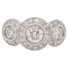 Anello aureola con tre pietre di diamante in oro bianco 18 carati