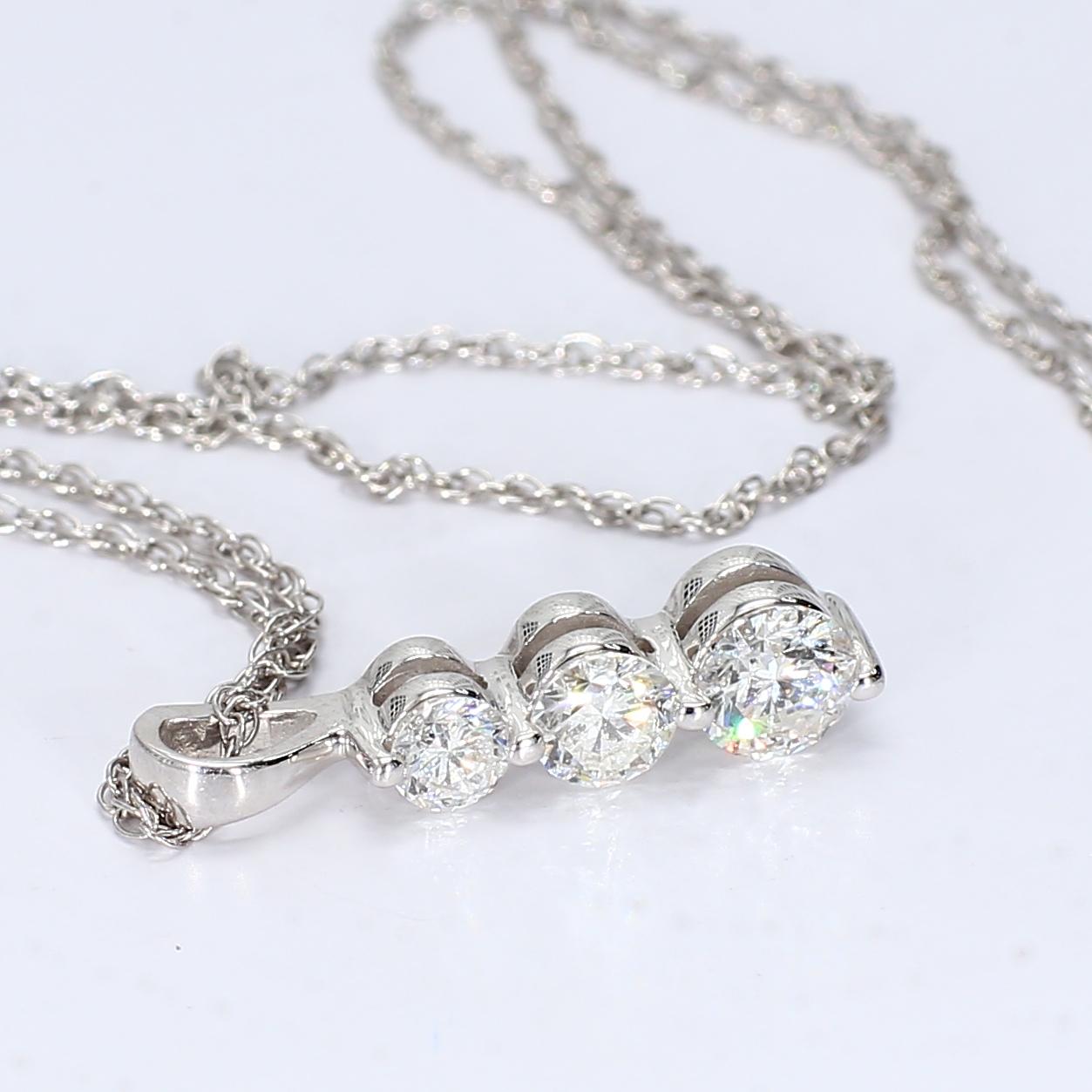 18k Weißgold Drei-Stein-Diamant-Anhänger an Kette Damen im Angebot