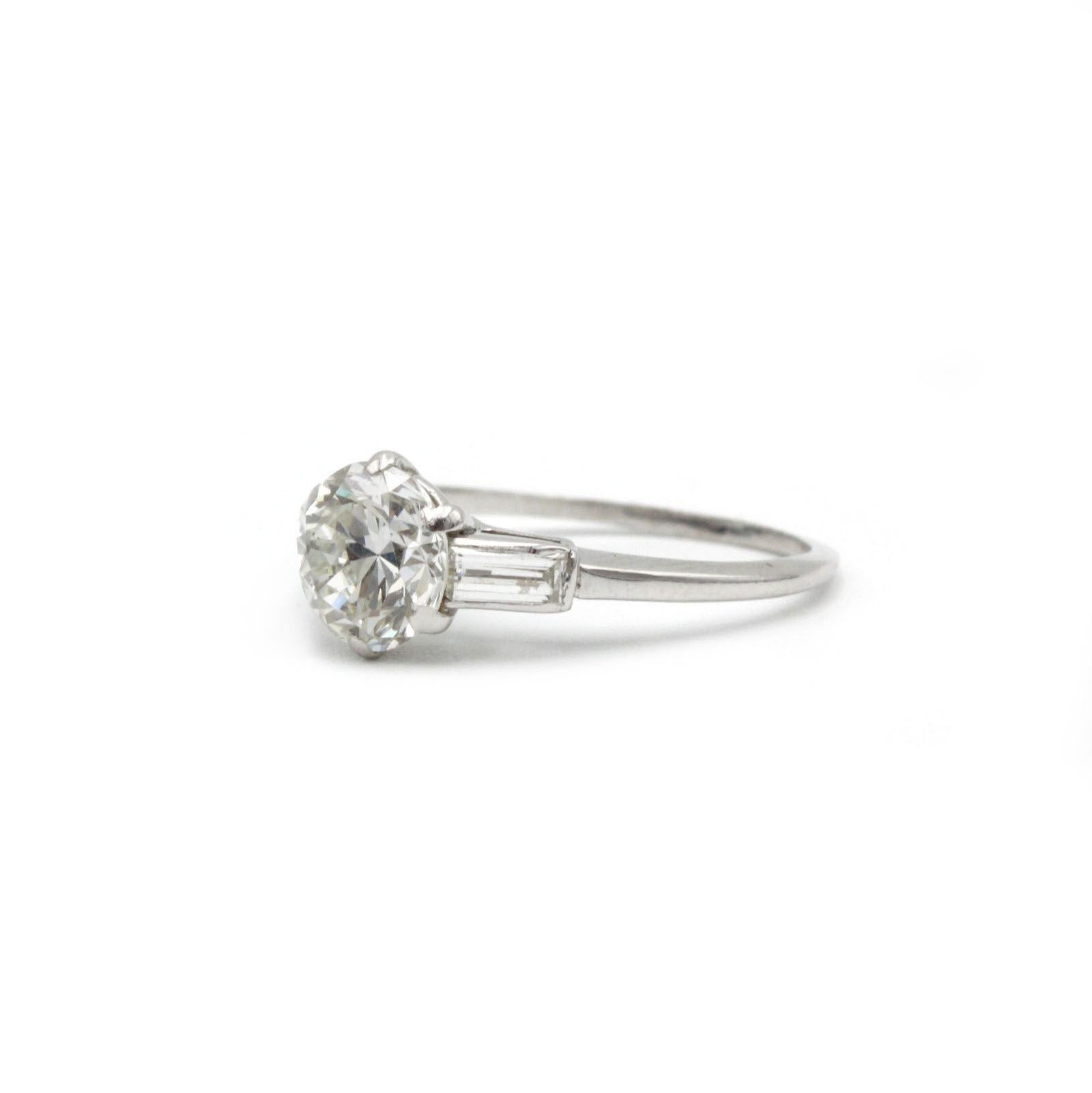 Art Déco Anello a tre pietre in oro bianco 18K con diamante taglio vecchio da 1,30 ct e accenti conici in vendita