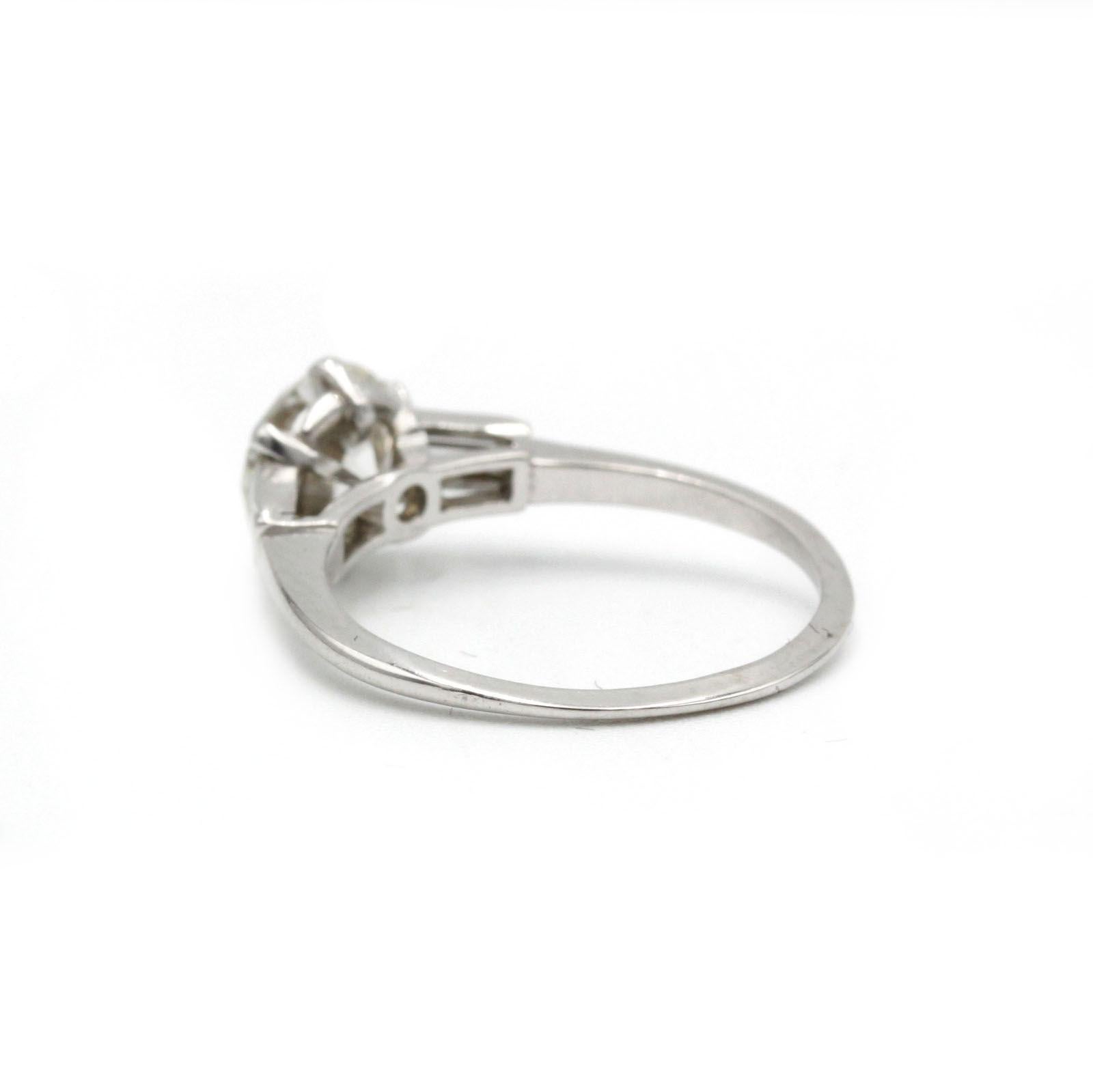 Taglio antico europeo Anello a tre pietre in oro bianco 18K con diamante taglio vecchio da 1,30 ct e accenti conici in vendita