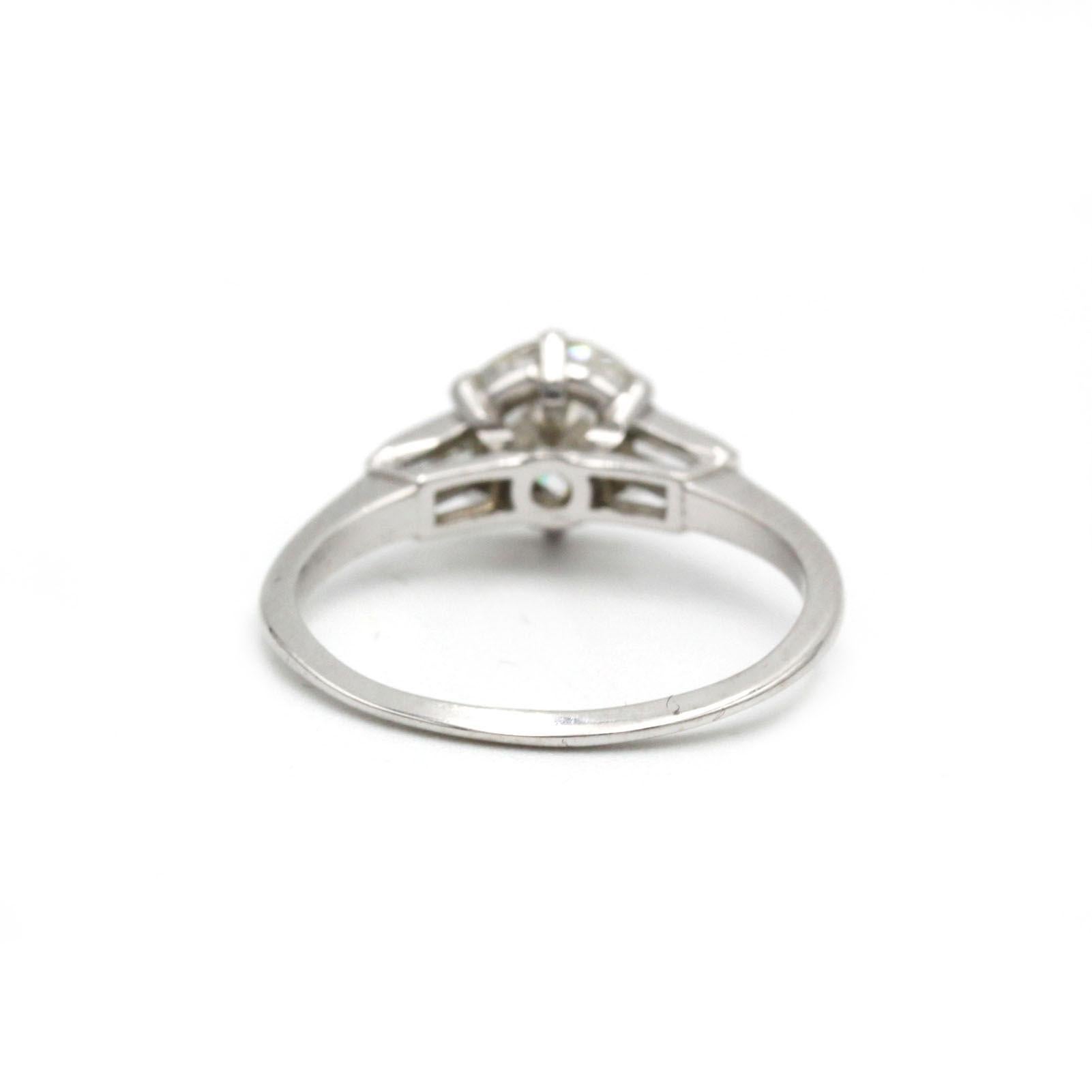 Anello a tre pietre in oro bianco 18K con diamante taglio vecchio da 1,30 ct e accenti conici In condizioni buone in vendita a MONTMORENCY, FR