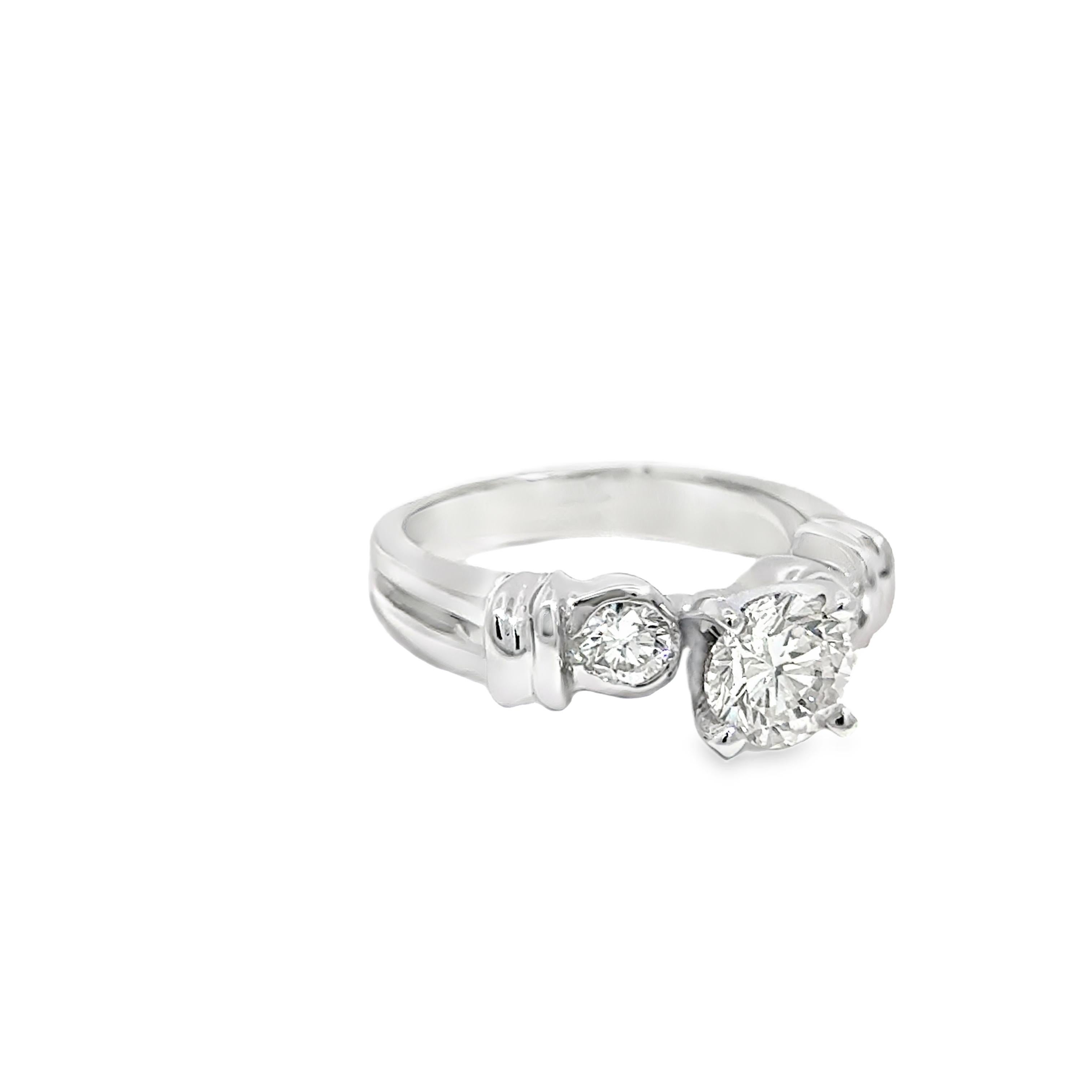 Bague en or blanc 18k à trois pierres et diamant rond - 1,00ct au centre en vente 5