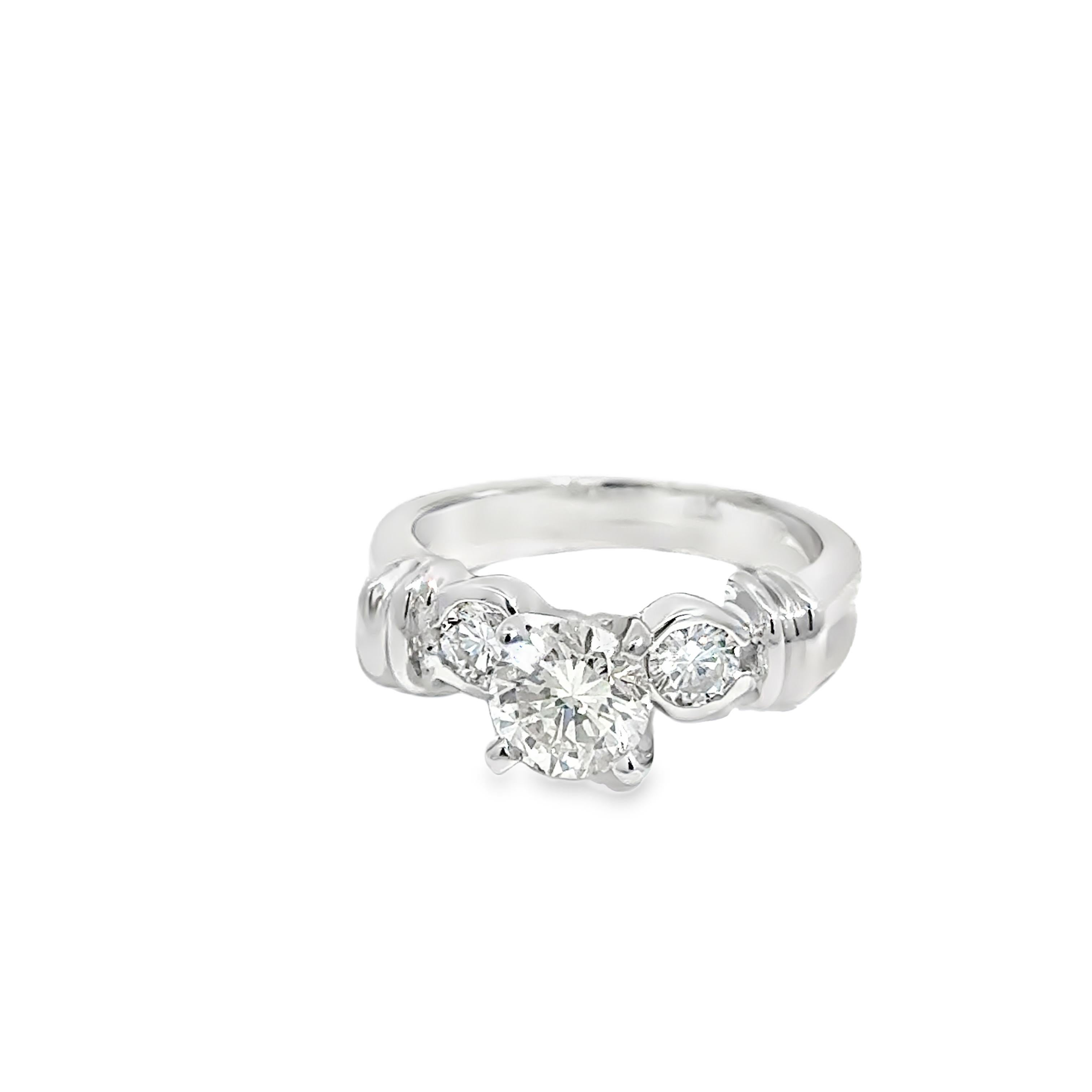 Taille ronde Bague en or blanc 18k à trois pierres et diamant rond - 1,00ct au centre en vente