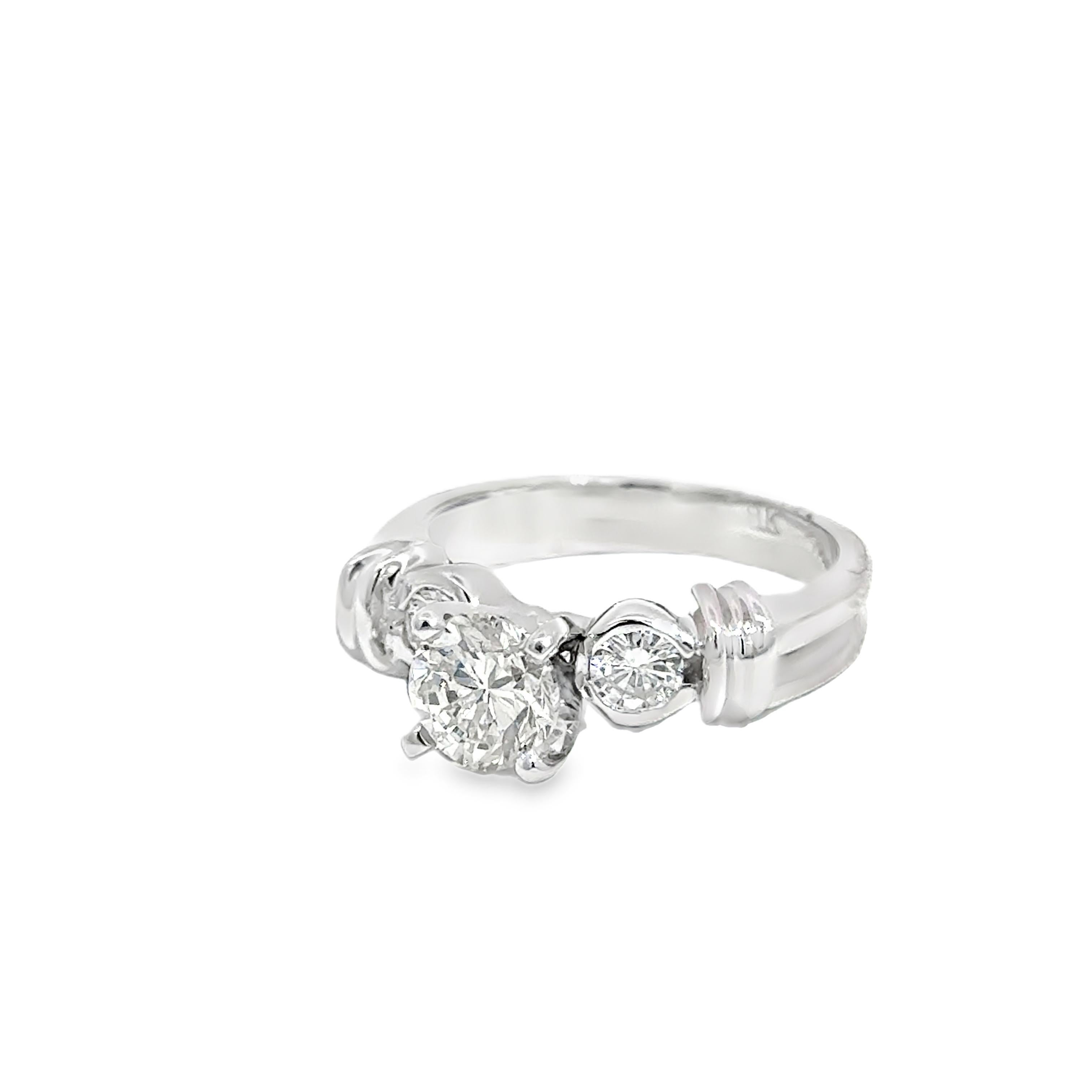 Bague en or blanc 18k à trois pierres et diamant rond - 1,00ct au centre Excellent état - En vente à Los Angeles, CA
