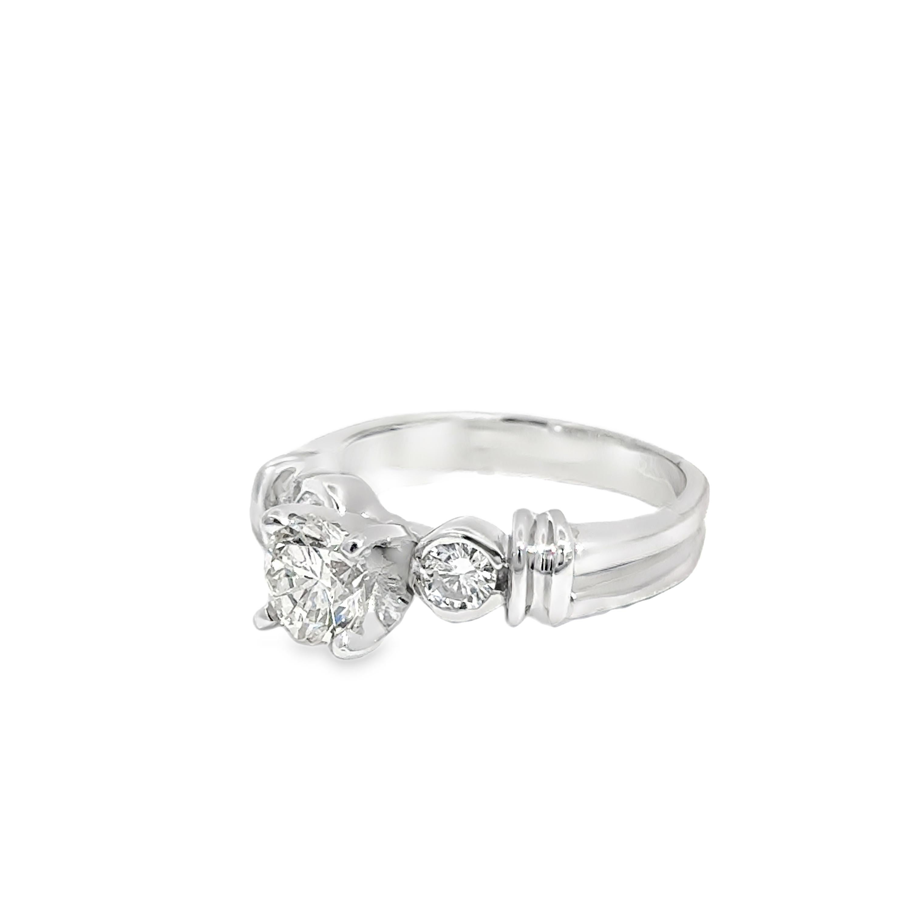 Bague en or blanc 18k à trois pierres et diamant rond - 1,00ct au centre Pour femmes en vente