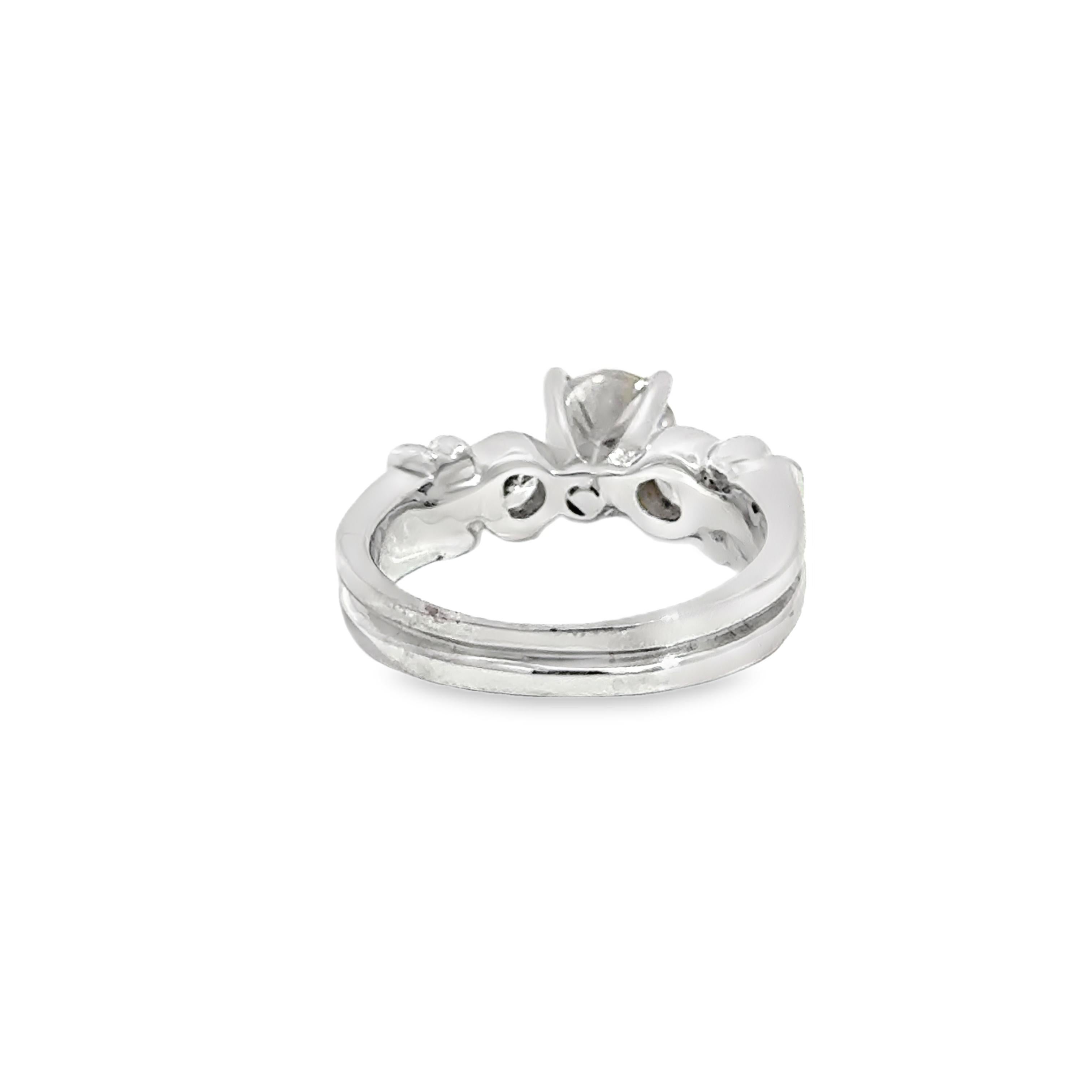 Bague en or blanc 18k à trois pierres et diamant rond - 1,00ct au centre en vente 1