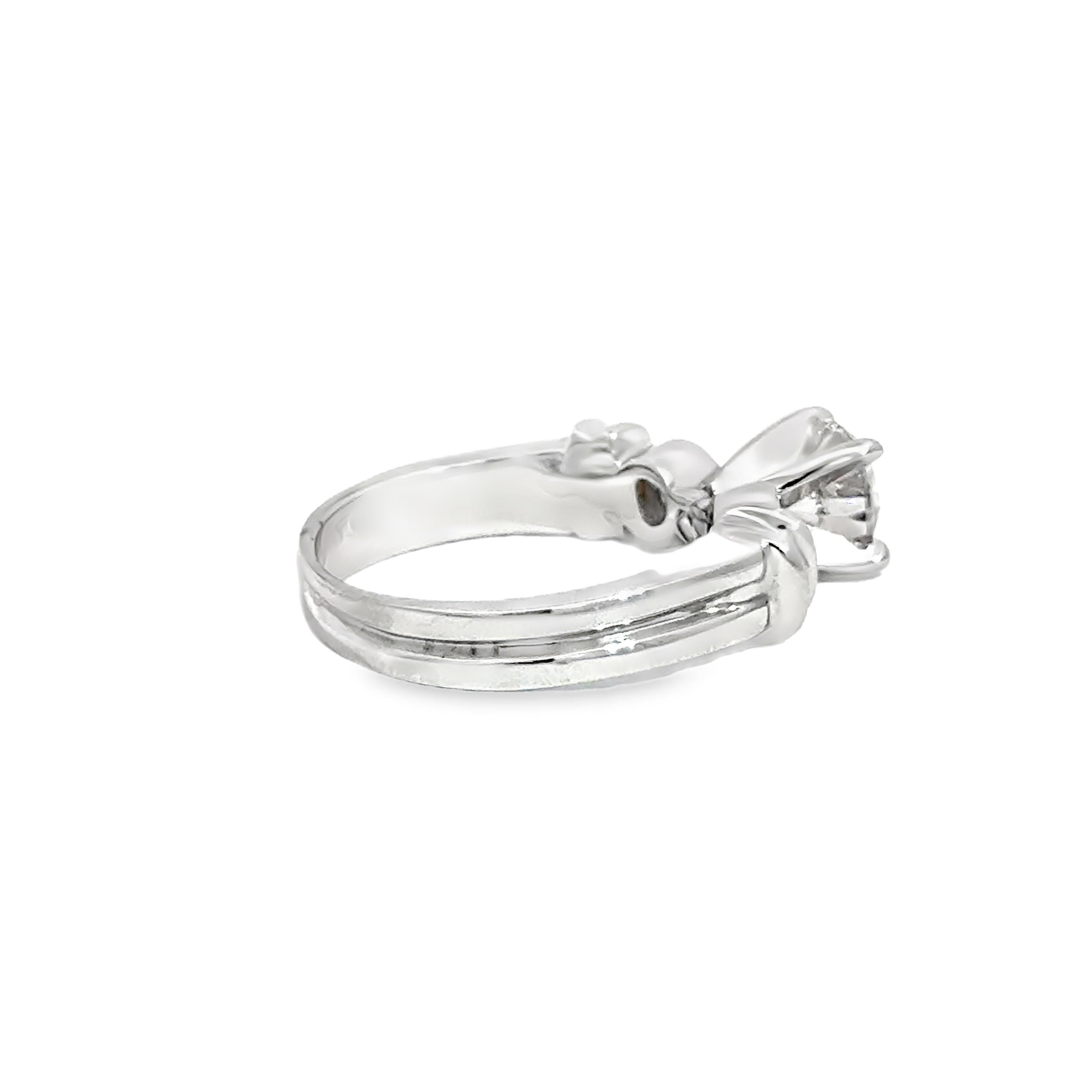 Bague en or blanc 18k à trois pierres et diamant rond - 1,00ct au centre en vente 2