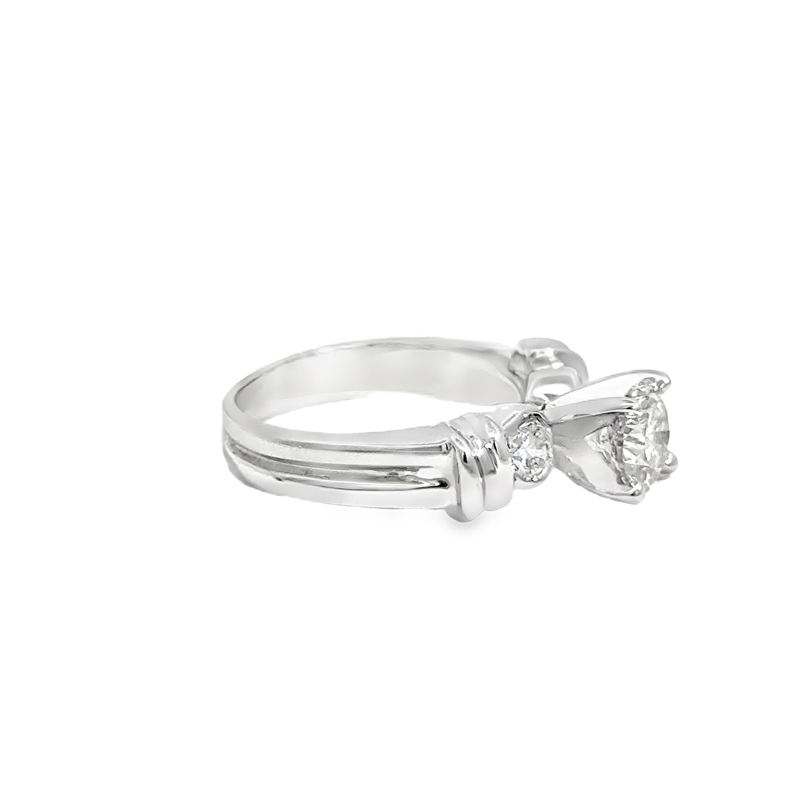 Bague en or blanc 18k à trois pierres et diamant rond - 1,00ct au centre en vente 3