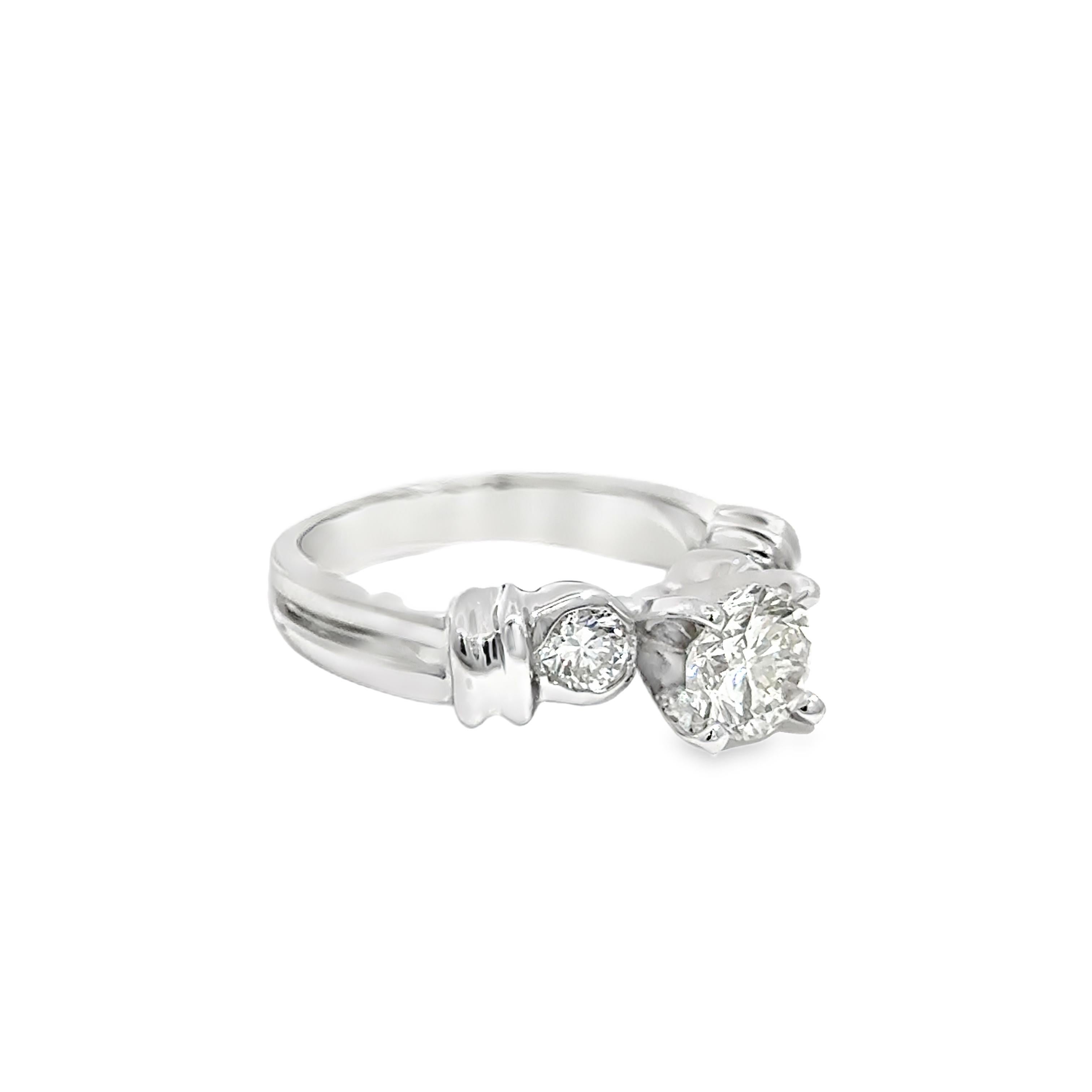 Bague en or blanc 18k à trois pierres et diamant rond - 1,00ct au centre en vente 4