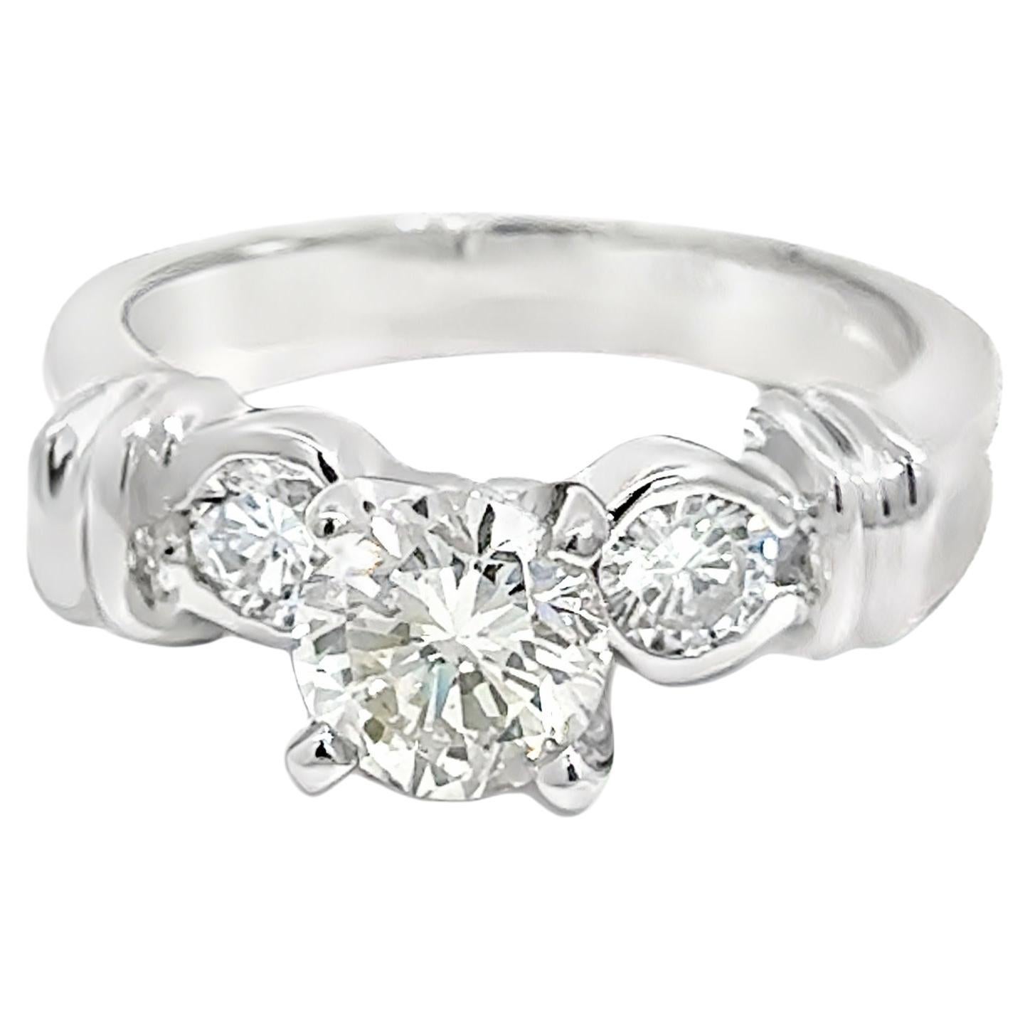 Bague en or blanc 18k à trois pierres et diamant rond - 1,00ct au centre en vente