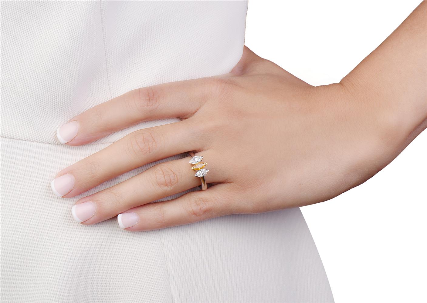 18 Karat Weißgold Ring mit drei weißen und orangefarbenen Diamanten (Marquiseschliff) im Angebot