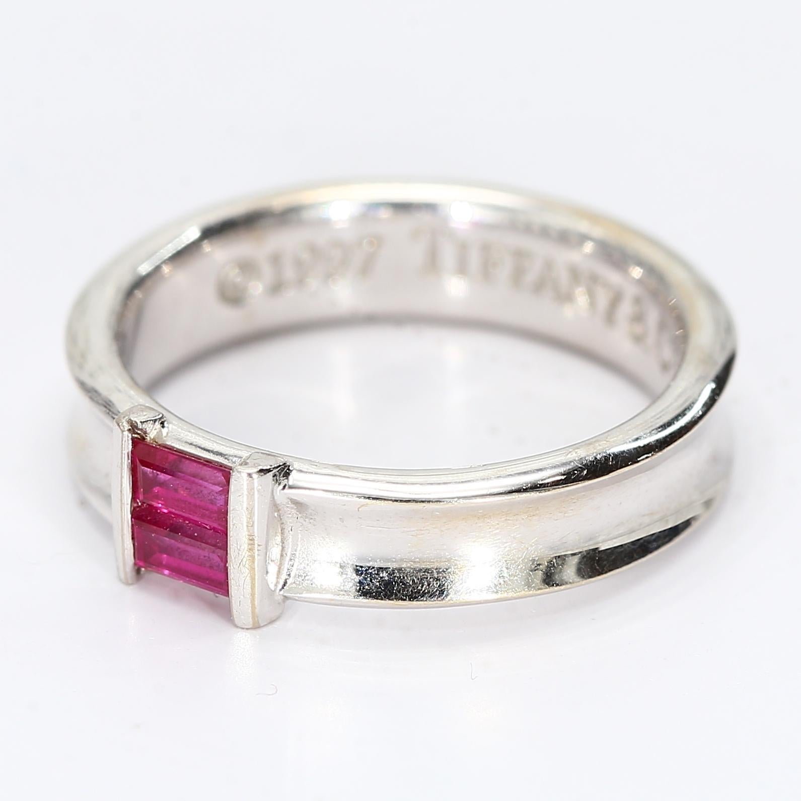 Or blanc 18k Tiffany & Co. Bandeau avec deux baguettes de rubis de culture Lab-Grown serties en canal Bon état - En vente à Scottsdale, AZ