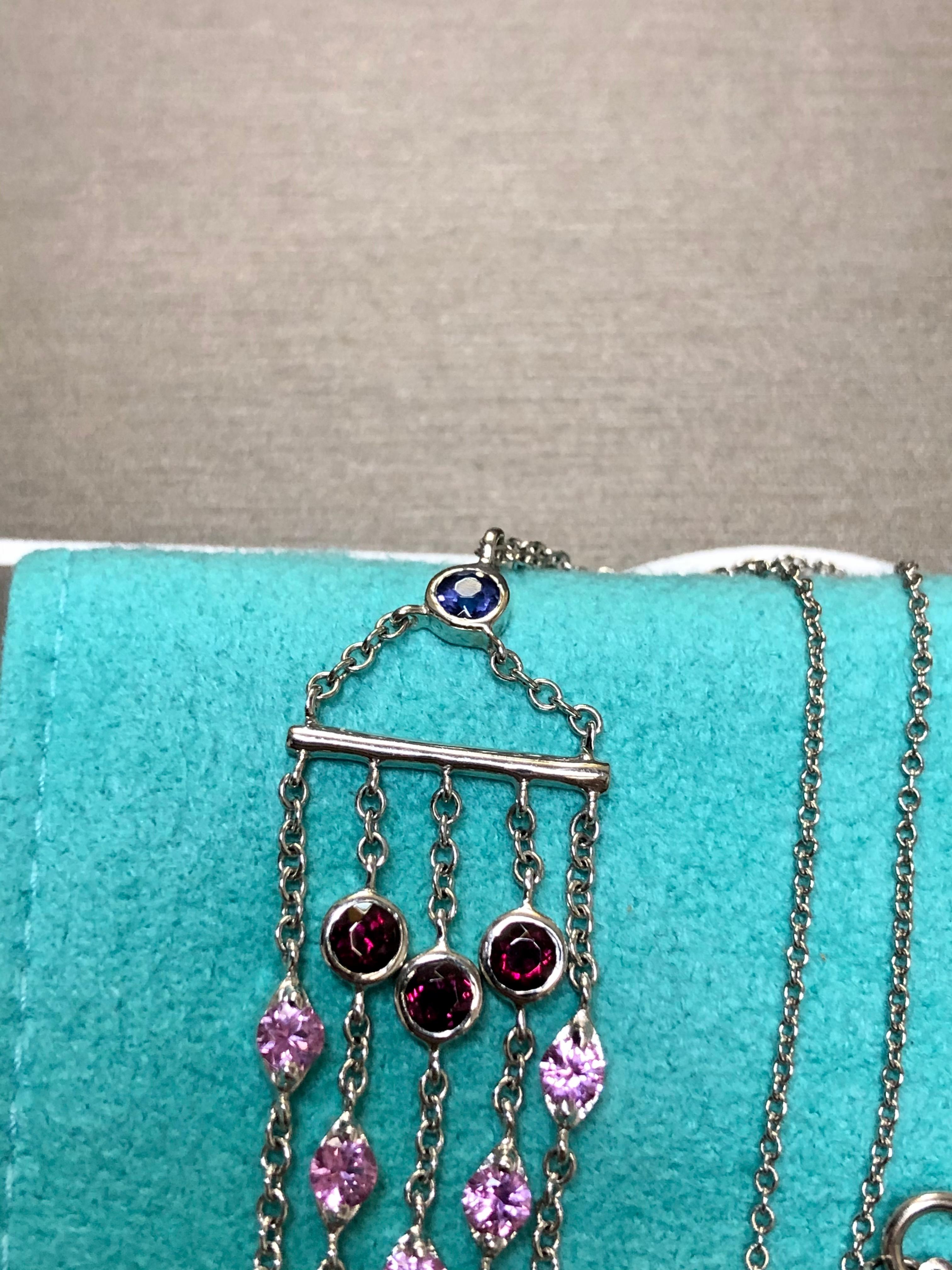 18 Karat Weißgold Tiffany Rosa Blauer Saphir Iolith Granat Quaste Anhänger Halskette im Angebot 6