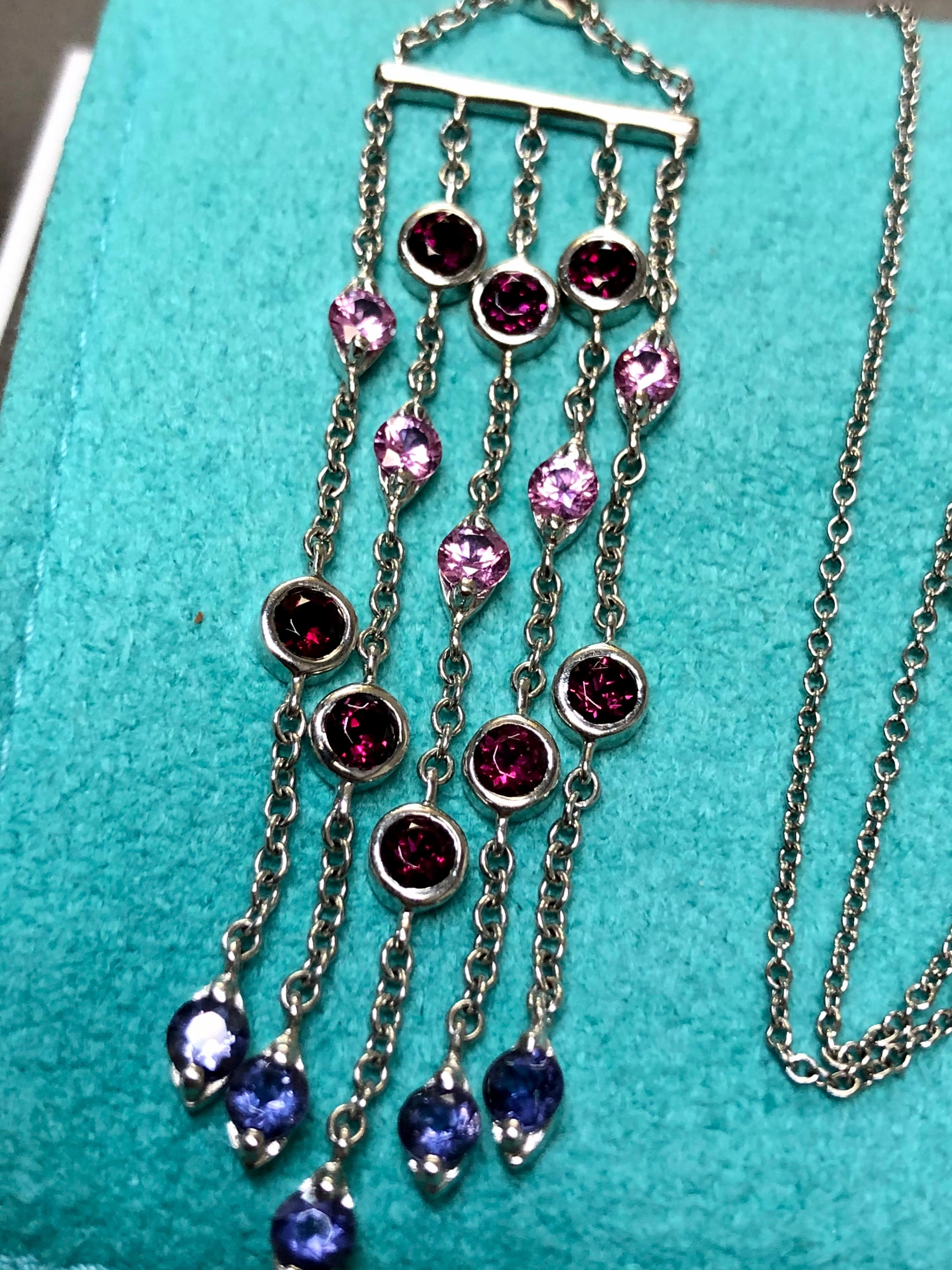 18 Karat Weißgold Tiffany Rosa Blauer Saphir Iolith Granat Quaste Anhänger Halskette im Angebot 7