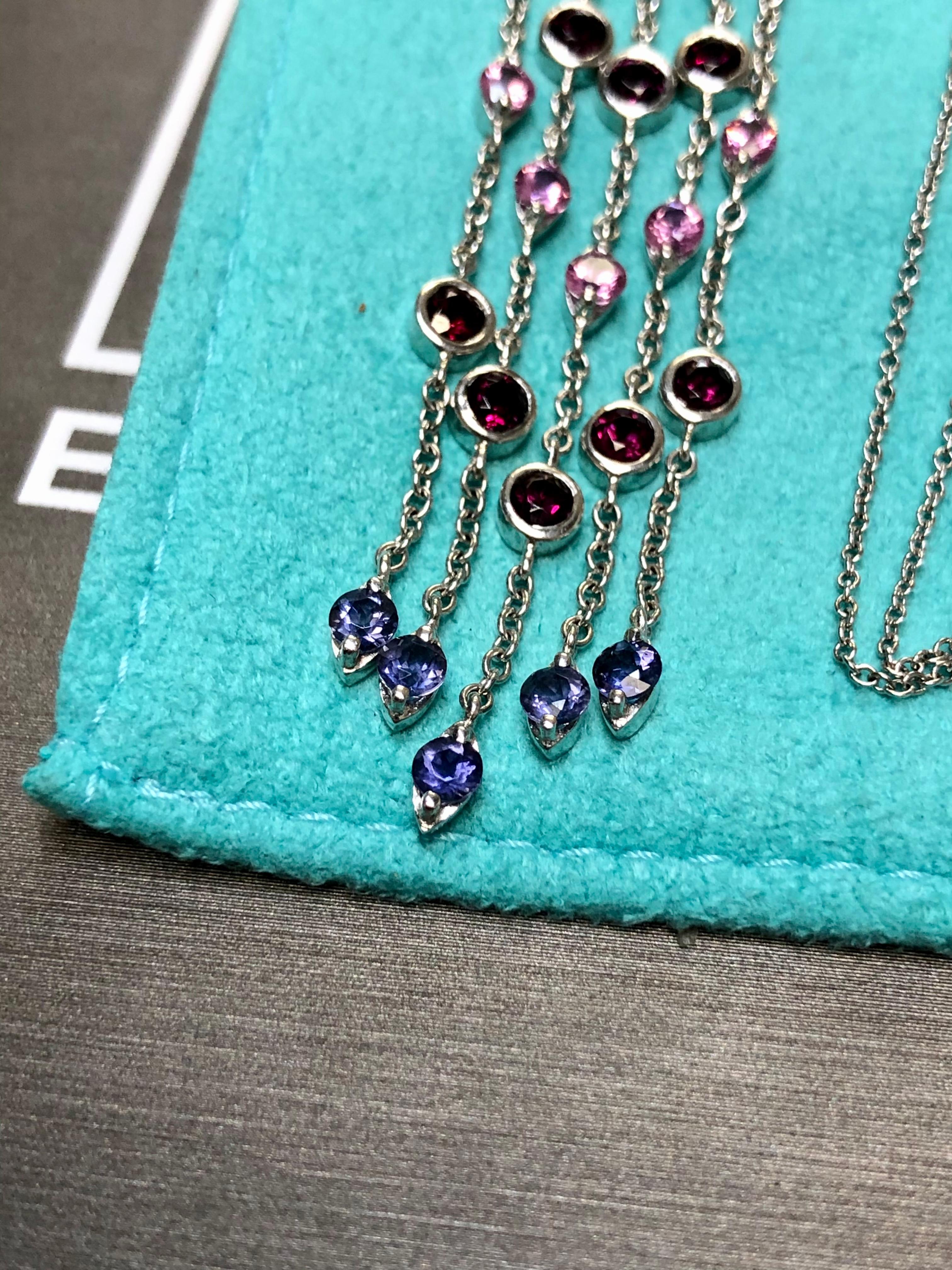 18 Karat Weißgold Tiffany Rosa Blauer Saphir Iolith Granat Quaste Anhänger Halskette im Angebot 8