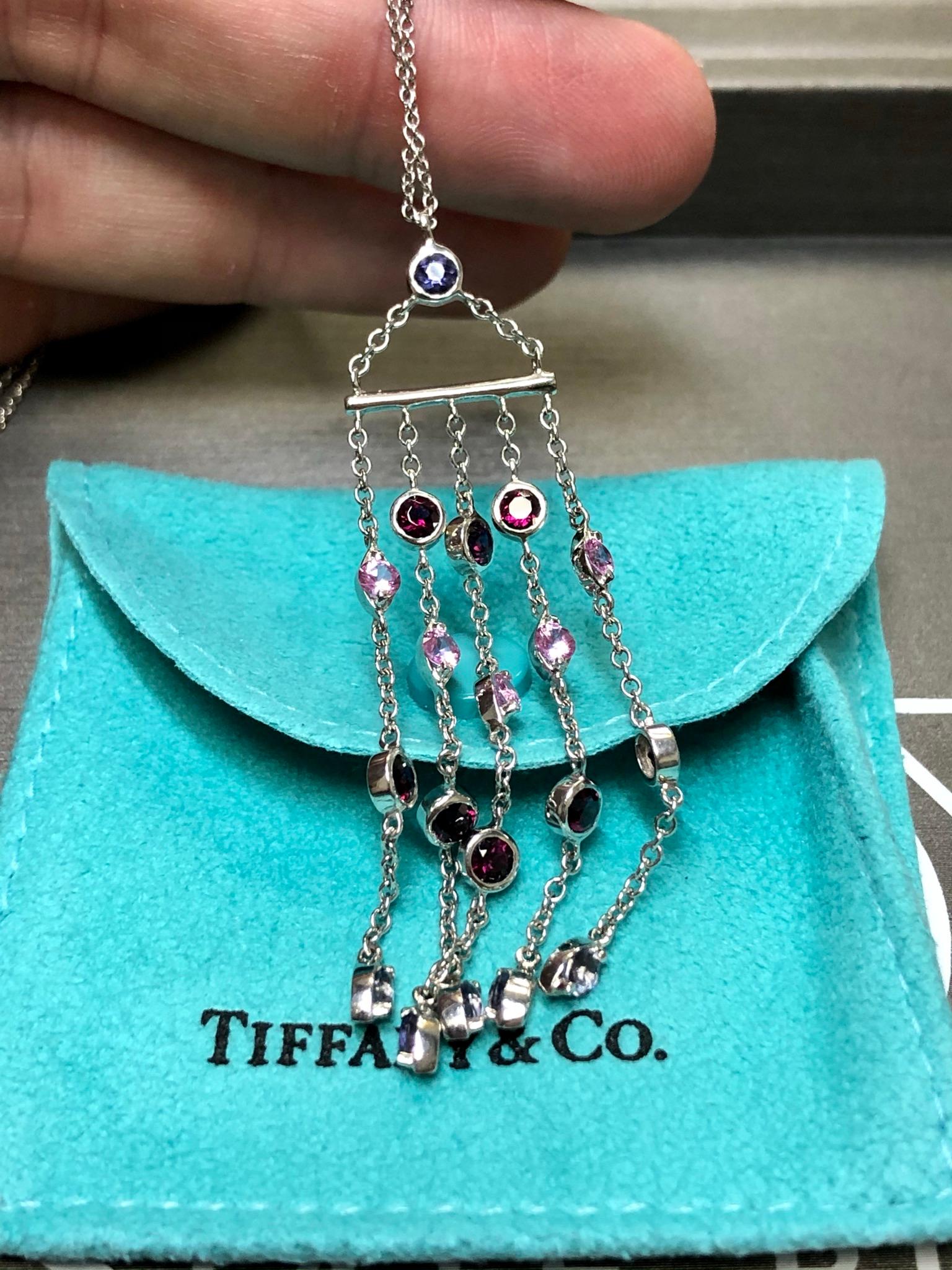 18 Karat Weißgold Tiffany Rosa Blauer Saphir Iolith Granat Quaste Anhänger Halskette im Zustand „Gut“ im Angebot in Winter Springs, FL