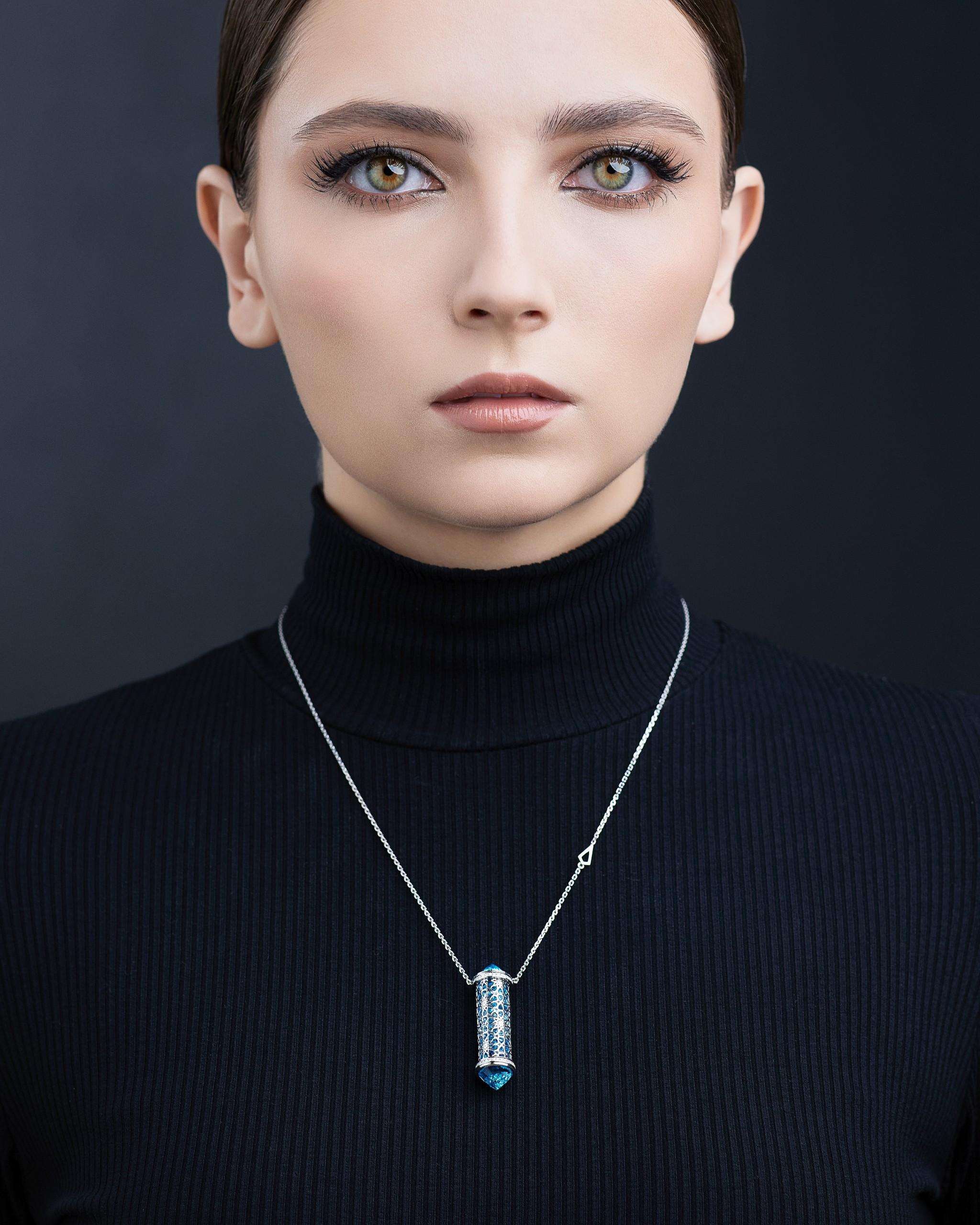 Contemporain Collier en or blanc 18K avec topaze et diamant, motif arabe MOISEIKIN en vente