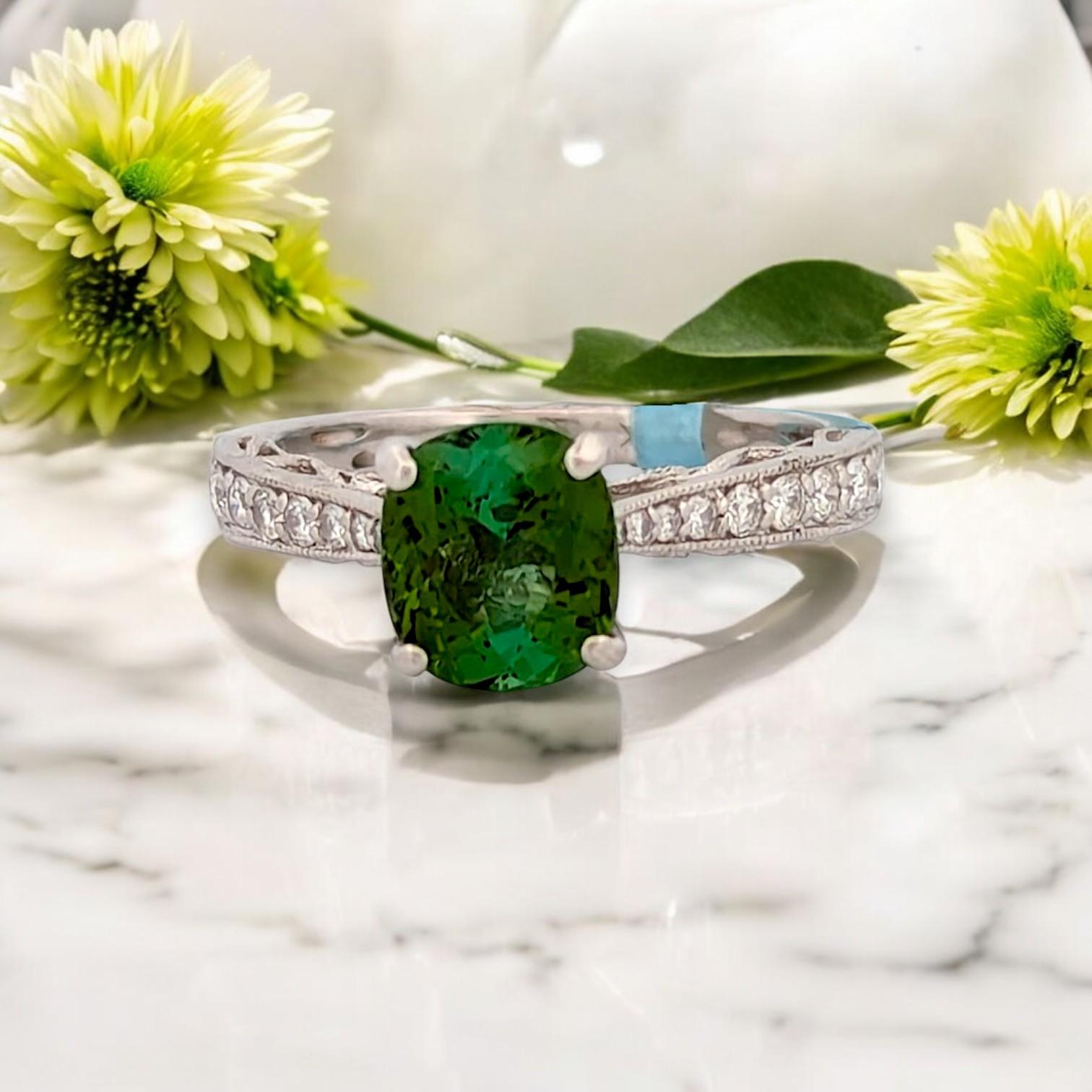 Riche en couleurs et d'une élégance intemporelle, cette bague en or blanc 18 carats ornée d'une tourmaline et d'un diamant de Mountain Song Jewelers est l'expression luxueuse d'un goût raffiné. La pièce centrale présente une tourmaline ovale taillée