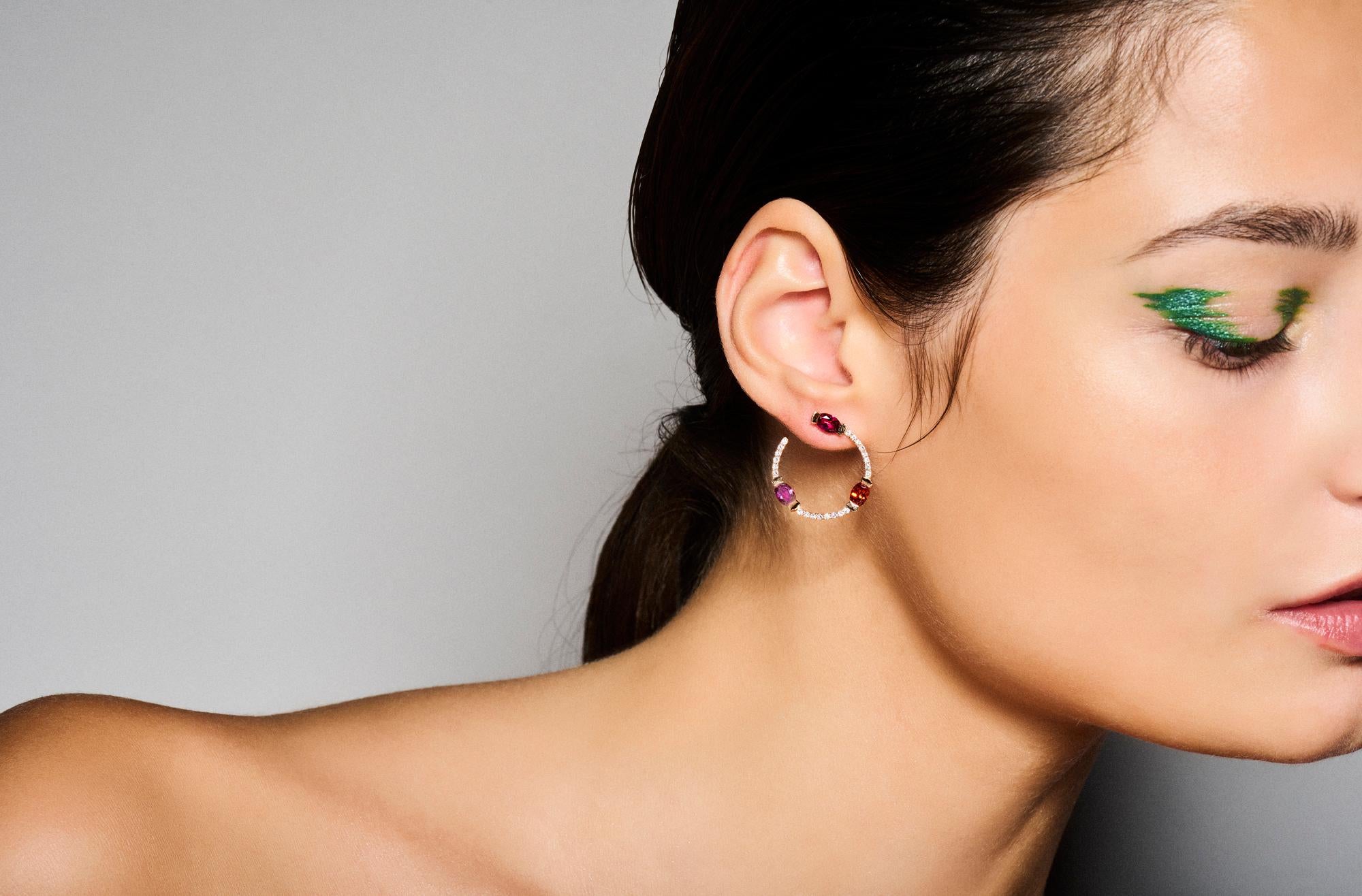 Contemporain Boucles d'oreilles courbes en or blanc 18 carats, tourmaline, rubélite et diamant en vente