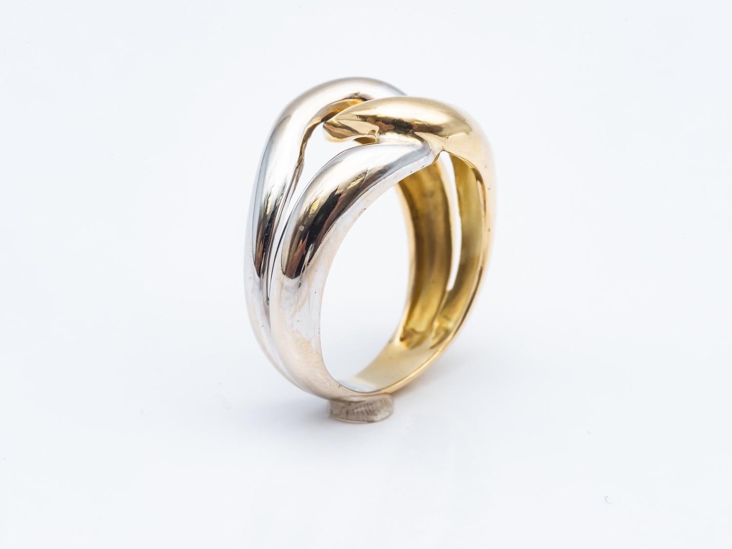  18K White Gold Tresse Ring 18K Yellow Gold
This Tresse ring is composed of a white gold ring 18 Carats and a yellow gold ring 18 Carats which are both intertwined like a braid.
French Size 54
British Size N
US Size 6.78