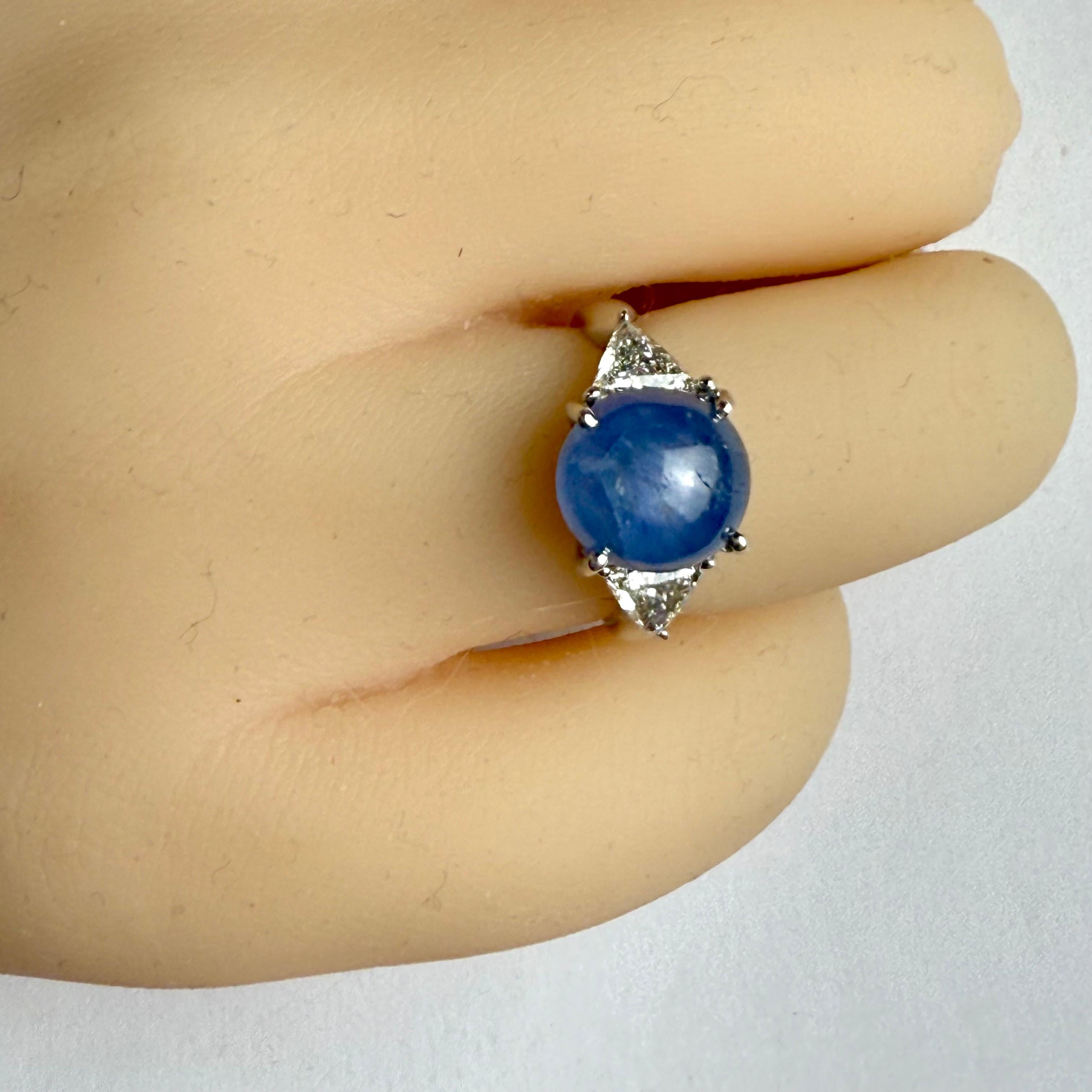 18K White Gold Triangle Diamond Ring with GIA-Certified No-Heat Star Sapphire en venta 4