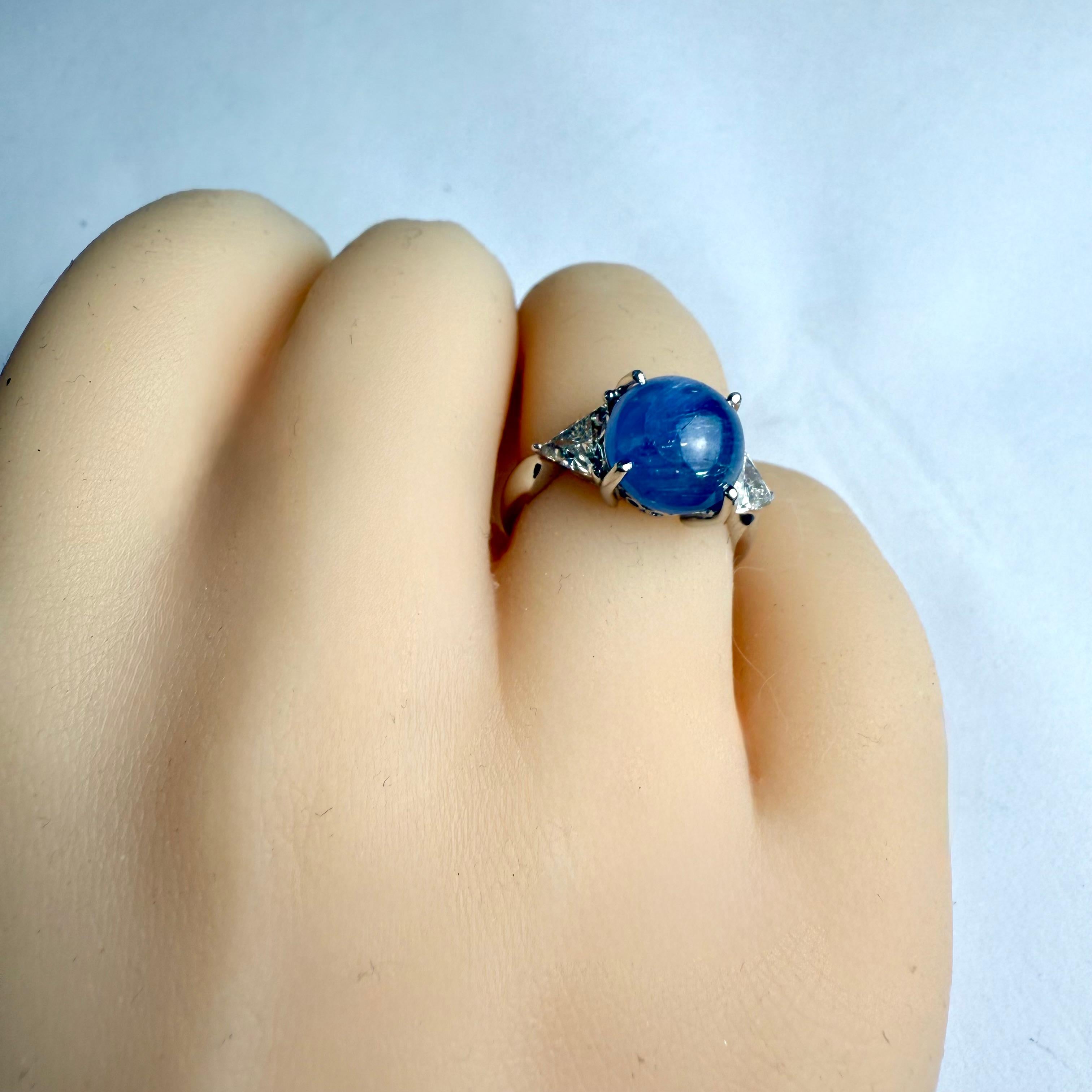 18K White Gold Triangle Diamond Ring with GIA-Certified No-Heat Star Sapphire Cabujón en venta
