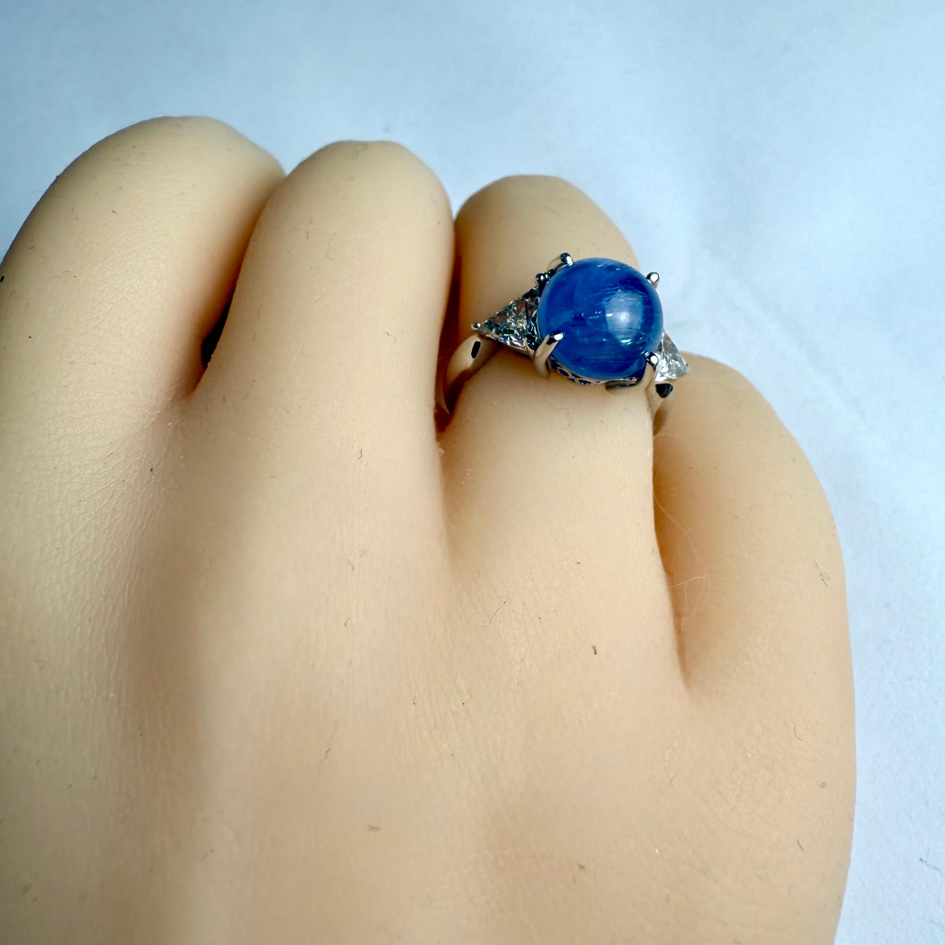 18K White Gold Triangle Diamond Ring with GIA-Certified No-Heat Star Sapphire en Bueno estado para la venta en New York, NY
