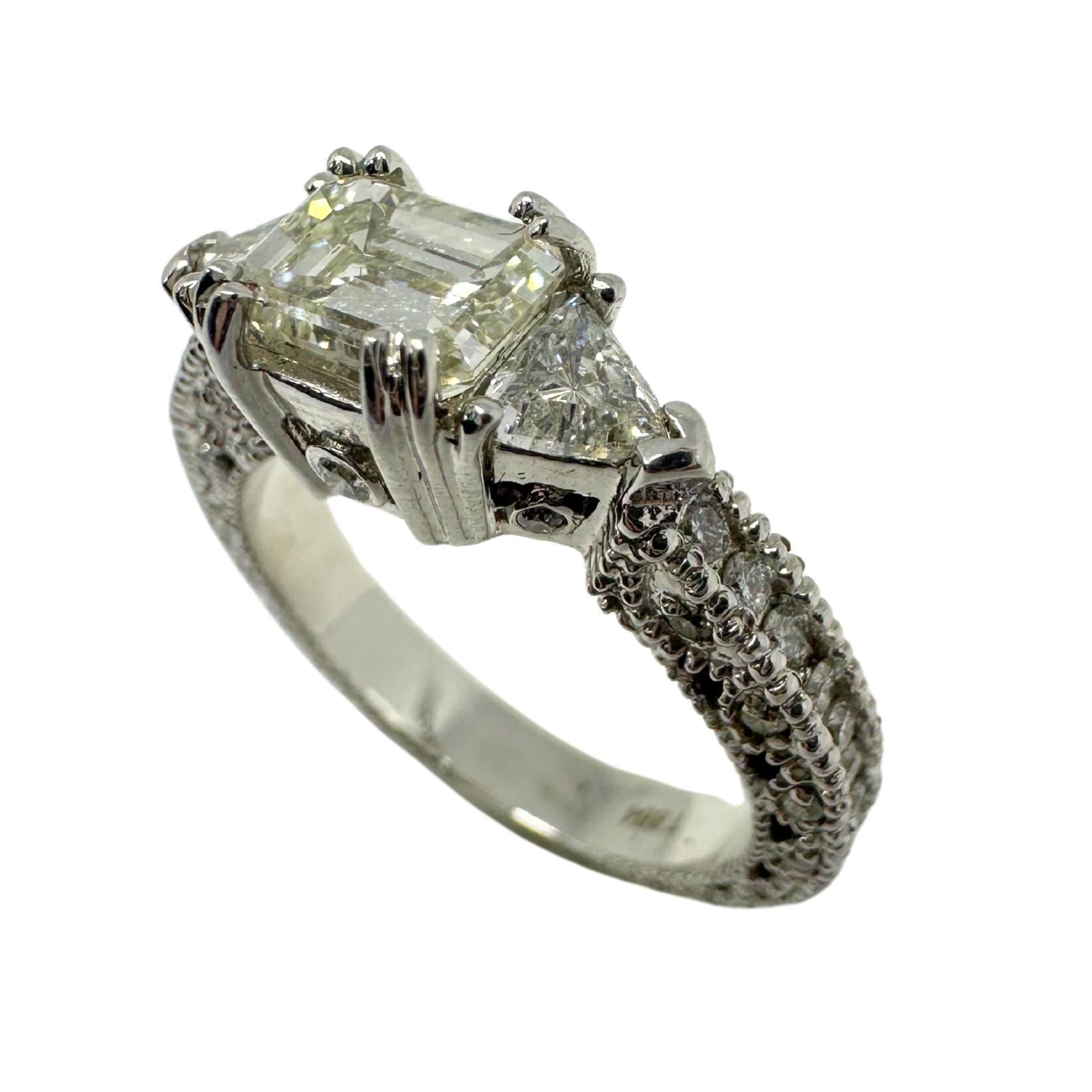 18K White Gold Trillion and Emerald Cut Diamond Ring In Good Condition For Sale In New York, NY