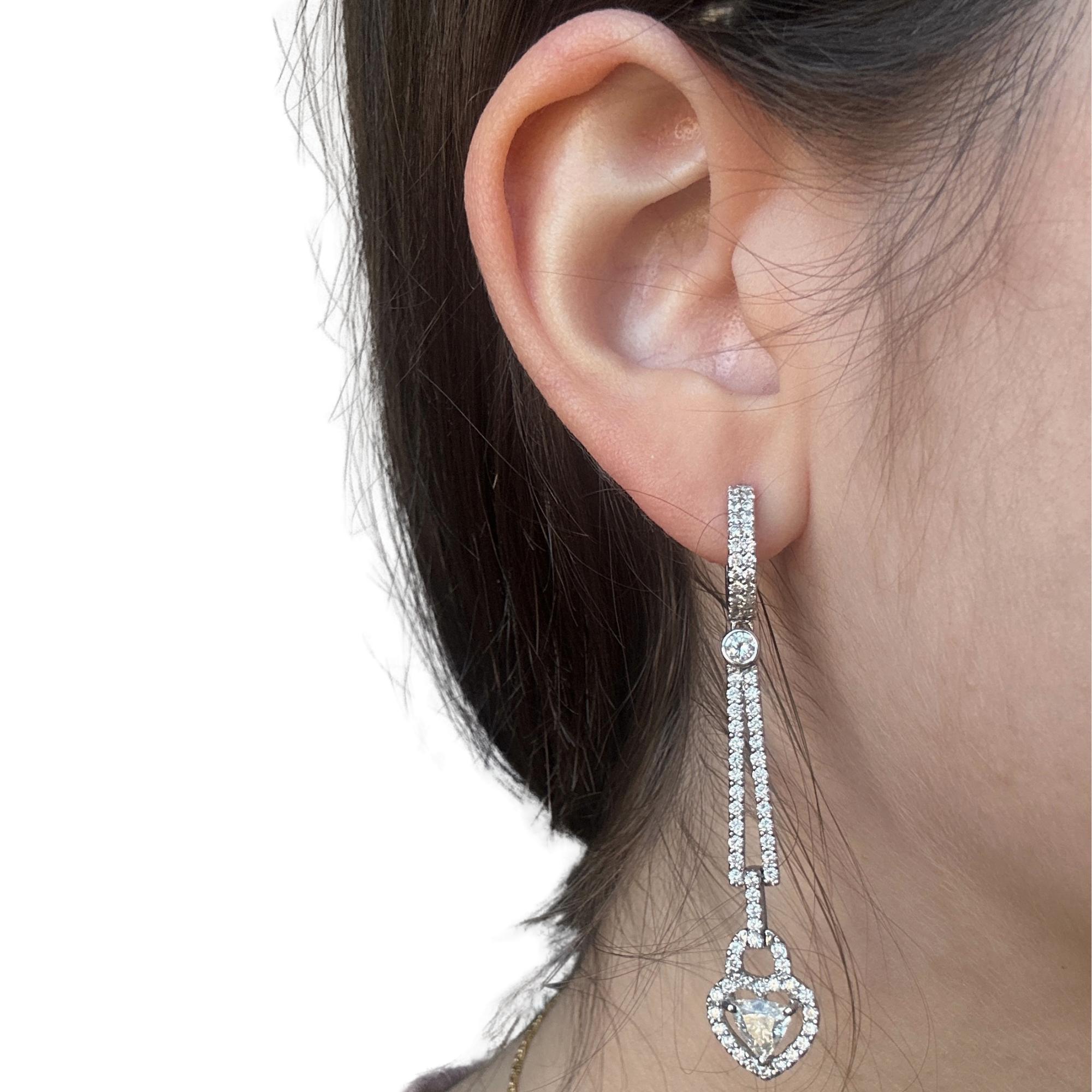 18K Weißgold Trillion Cut Diamond Heart Earrings
Zustand: In gutem Zustand mit leichten altersbedingten Oberflächenabnutzungen.
Länge: 2,25 Zoll lang
Metall: 18k Weißgold
Gewicht: 10.0 Gramm
Diamanten im Billionen-Schliff: 1,31 Karat
Weißer Damond