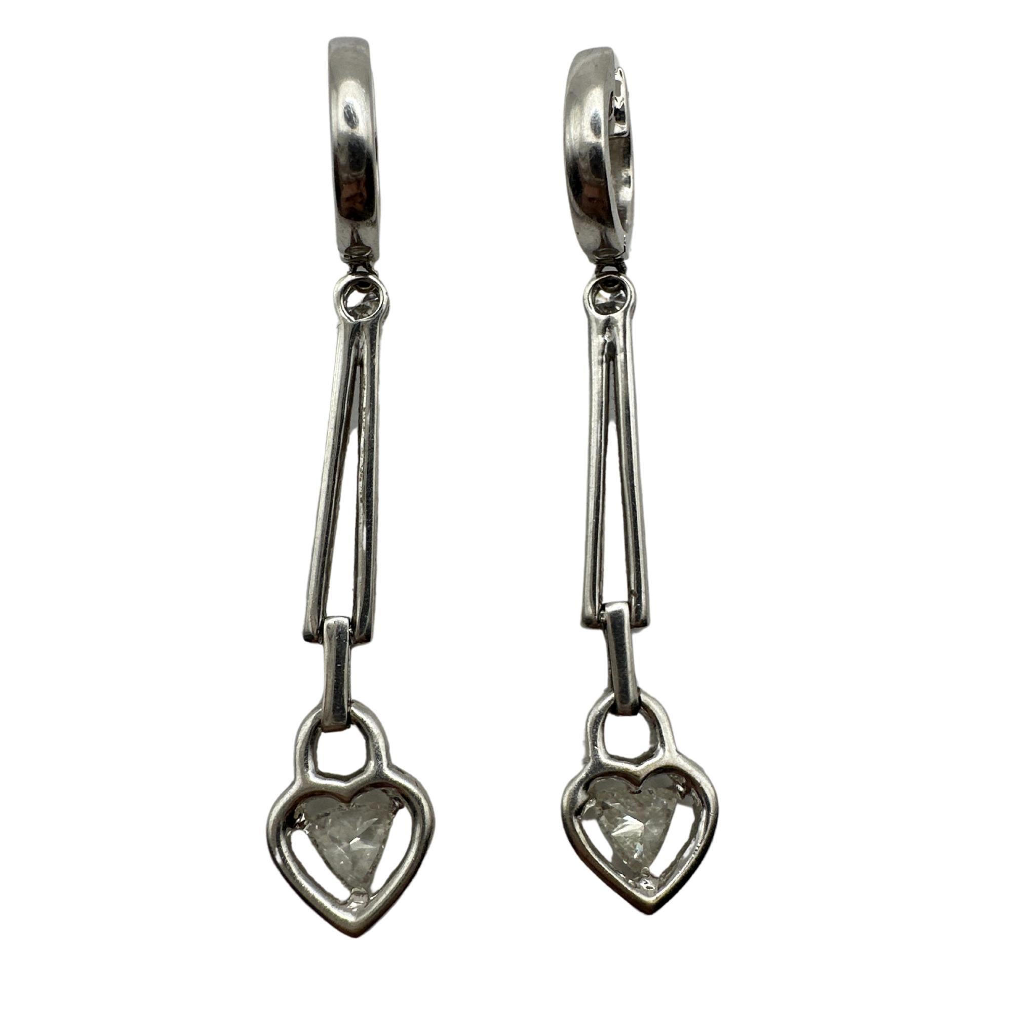 18K Weißgold Trillion Cut Diamond Heart Earrings (Trillionschliff) im Angebot
