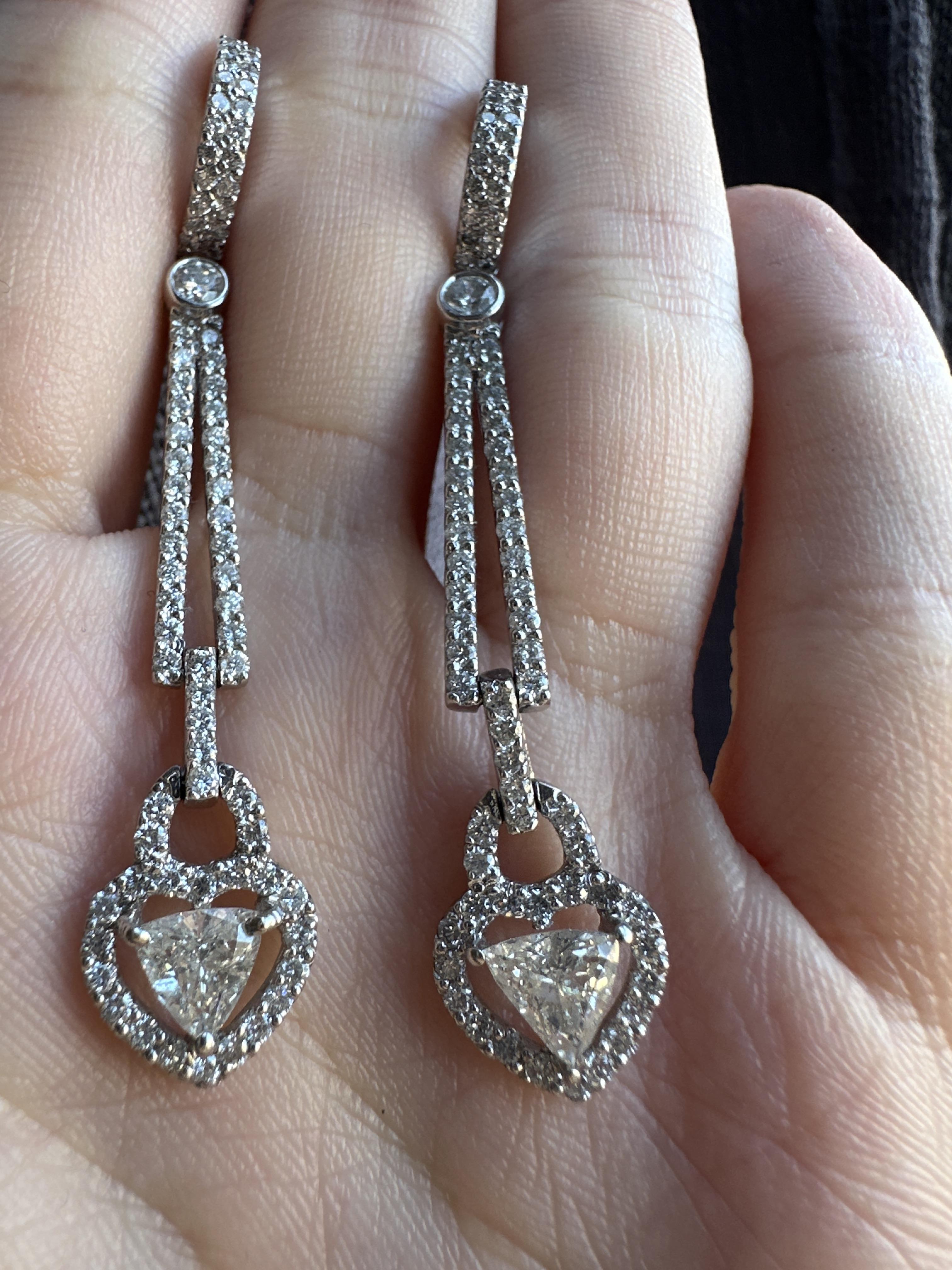18K Weißgold Trillion Cut Diamond Heart Earrings im Angebot 1