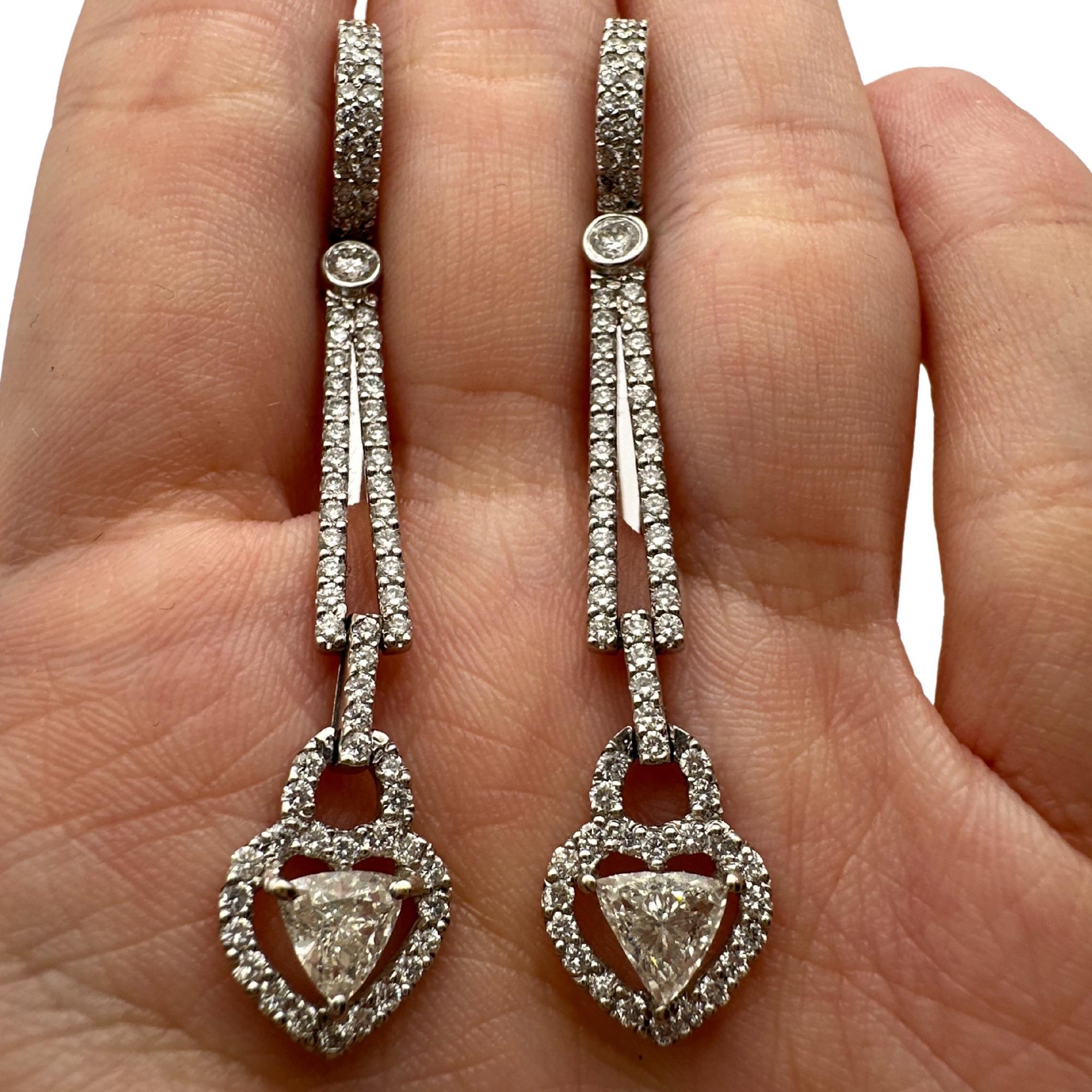 18K Weißgold Trillion Cut Diamond Heart Earrings im Angebot 2