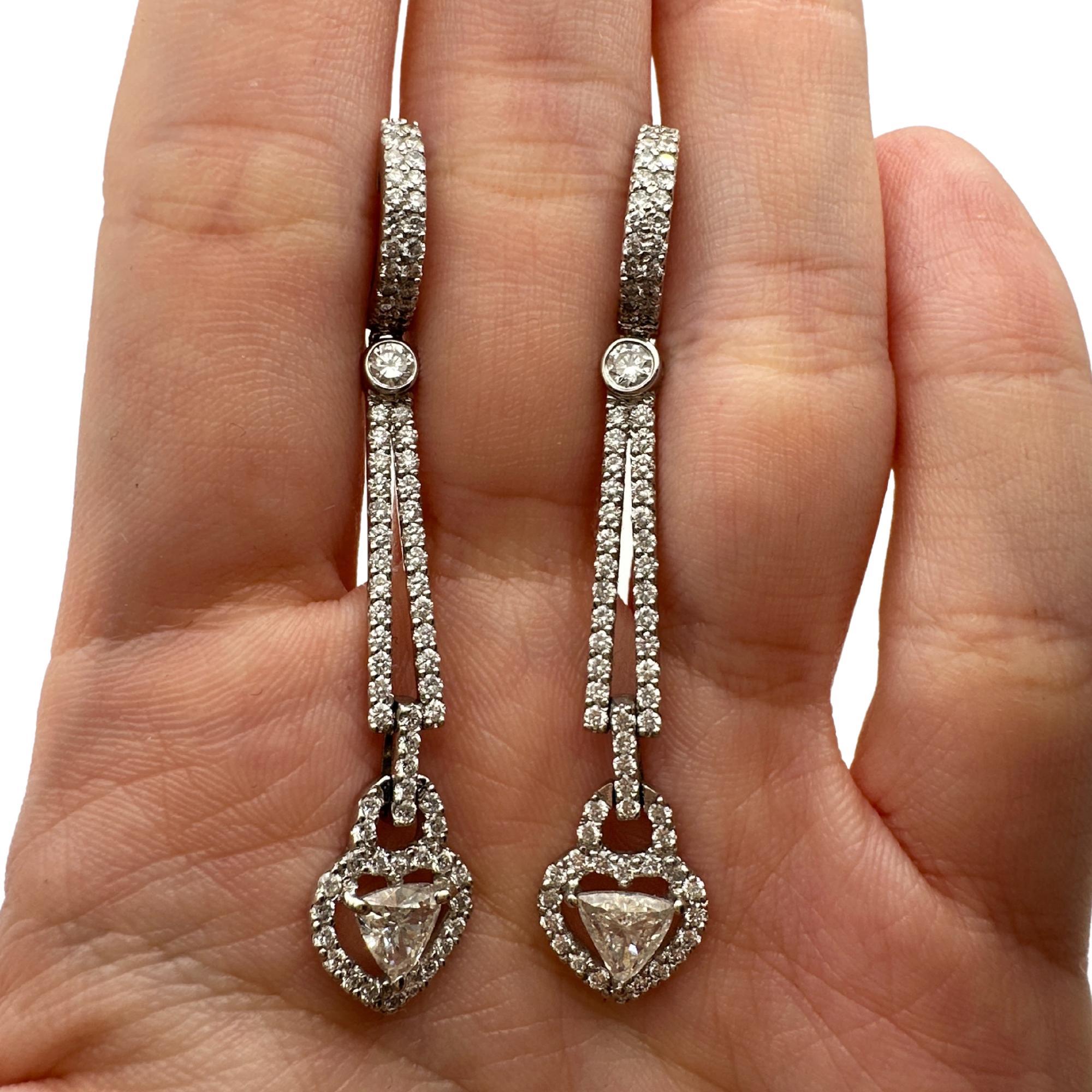 18K Weißgold Trillion Cut Diamond Heart Earrings im Angebot 3