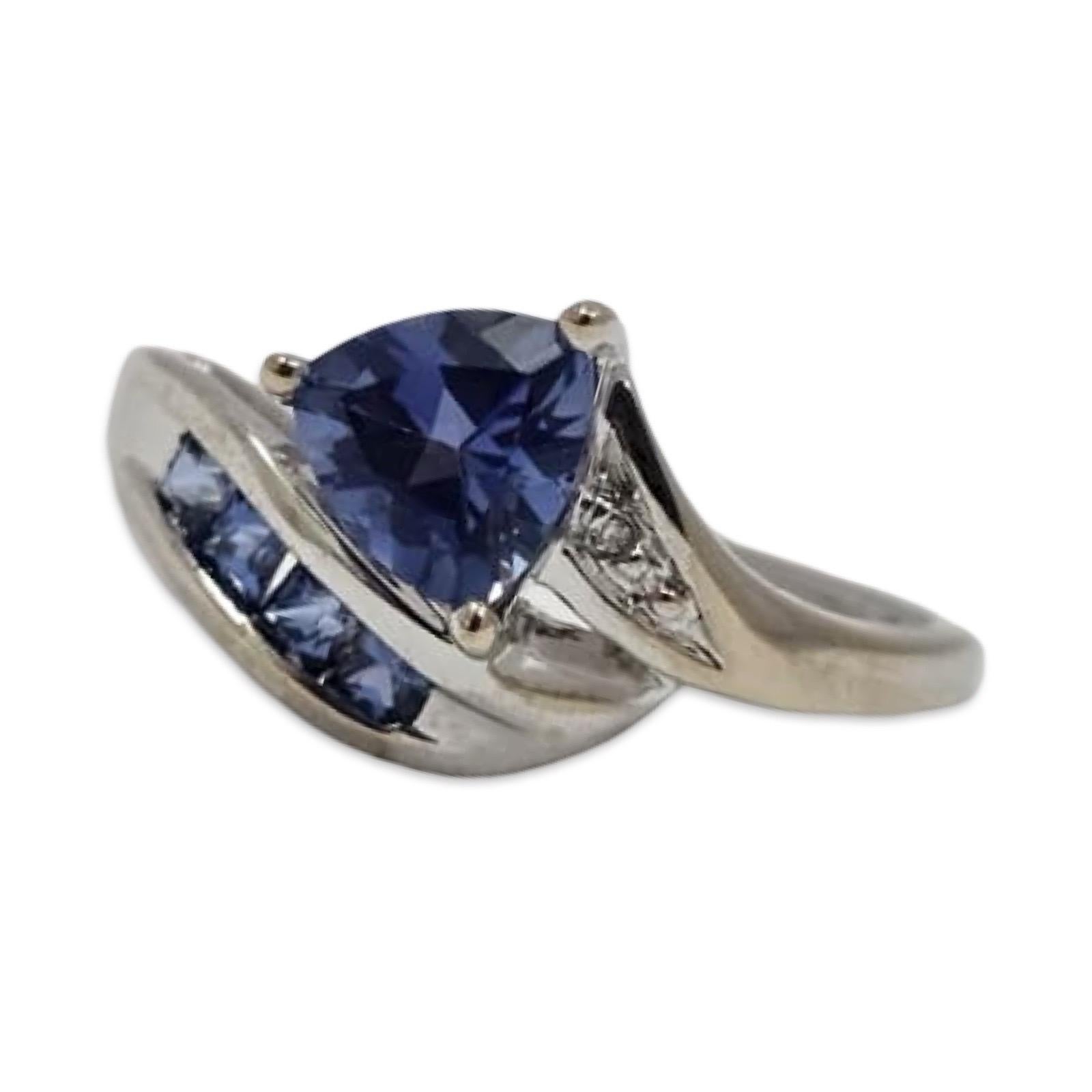 Taille trillion Bague en or blanc 18 carats saphir trillion avec saphirs en chaîne et diamant en vente