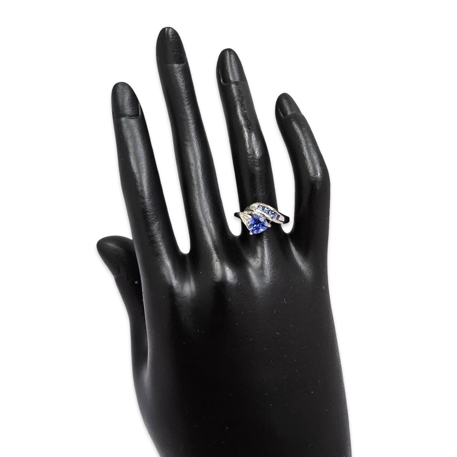 Bague en or blanc 18 carats saphir trillion avec saphirs en chaîne et diamant Excellent état - En vente à Miami, FL