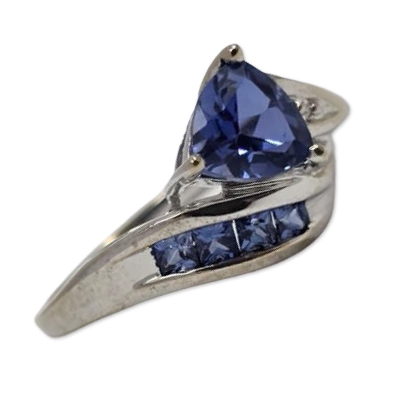 Bague en or blanc 18 carats saphir trillion avec saphirs en chaîne et diamant Pour femmes en vente