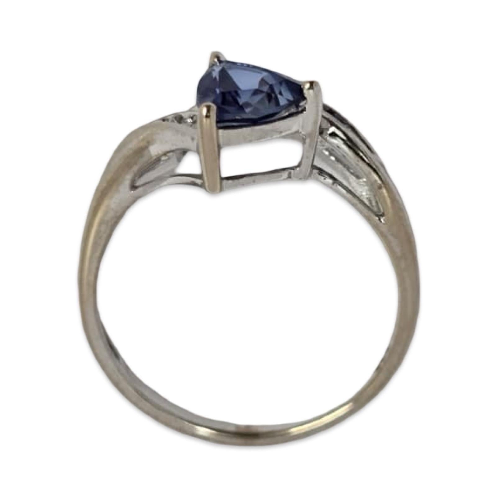 Bague en or blanc 18 carats saphir trillion avec saphirs en chaîne et diamant en vente 1