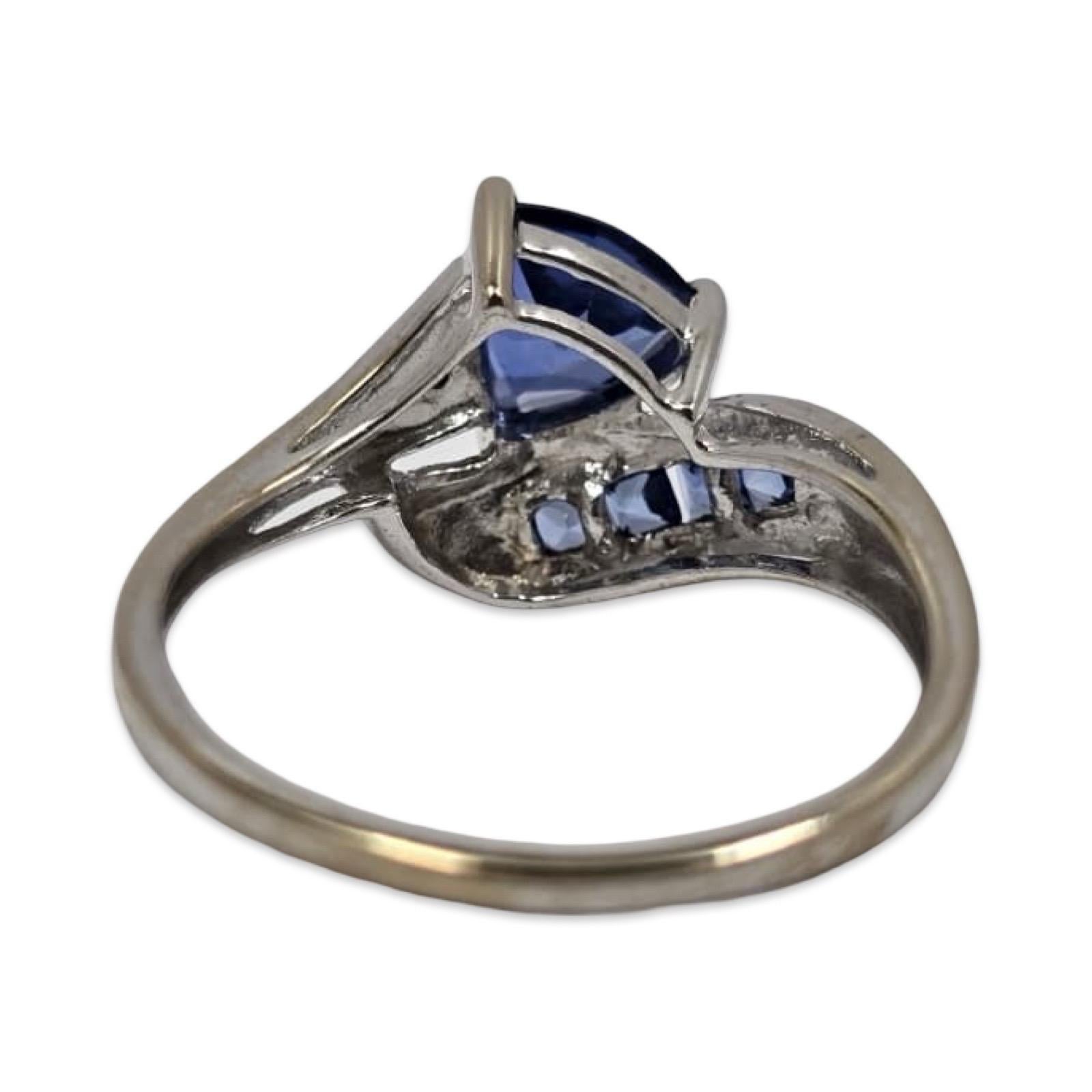 Bague en or blanc 18 carats saphir trillion avec saphirs en chaîne et diamant en vente 2