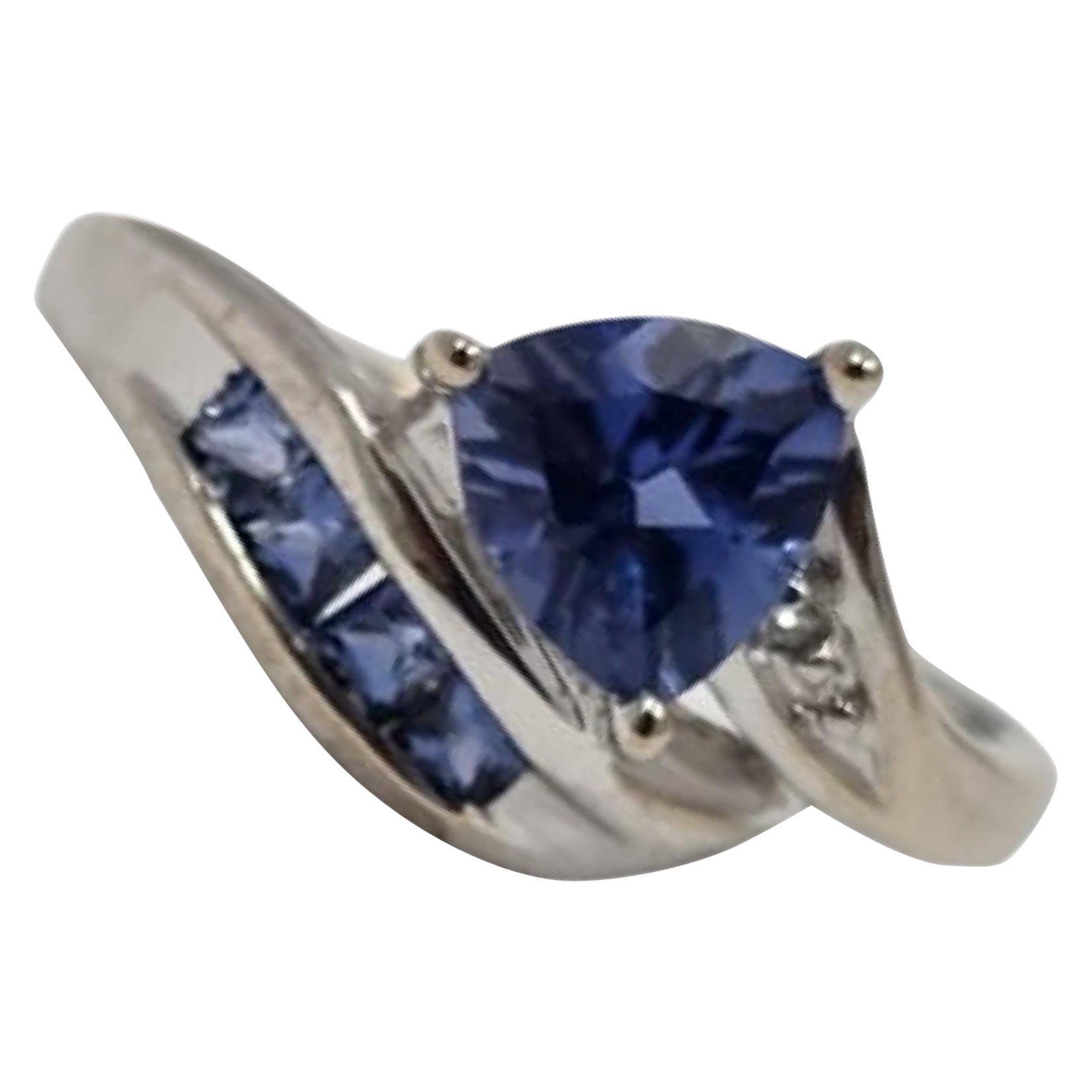18K Weißgold Trillion Sapphire Ring mit Channel Sapphires 
Diamant