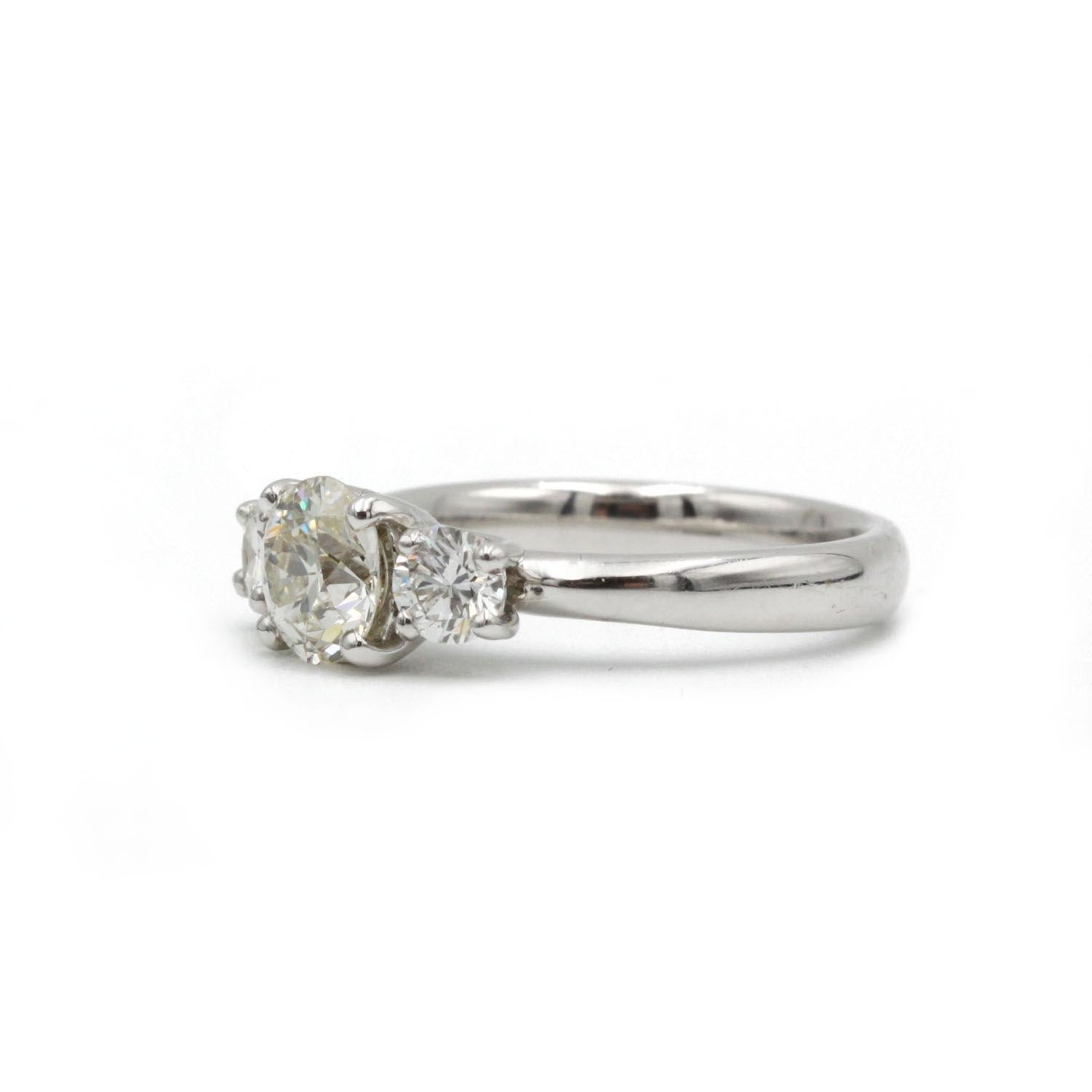 Cette élégante bague trilogie présente un diamant central de taille brillant pesant environ 1,30 carat (couleur G, pureté VS), flanqué de deux diamants ronds parfaitement assortis d'environ 0,30 carat chacun. Serti dans de l'or blanc 18 carats
