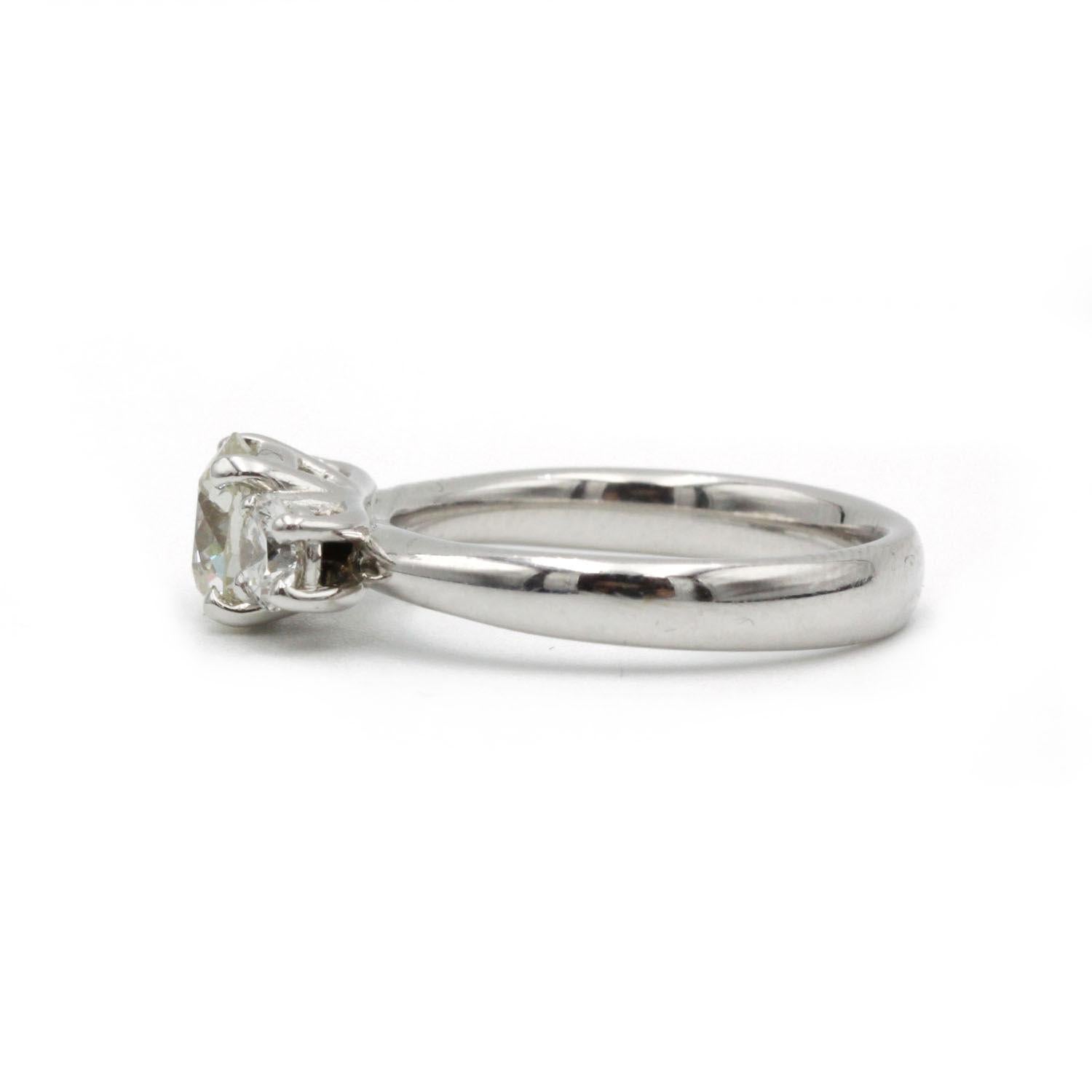 Contemporain Bague trilogie en or blanc 18 carats avec un diamant G VS de 1,30 carat et deux pierres latérales de 0,30 carat en vente