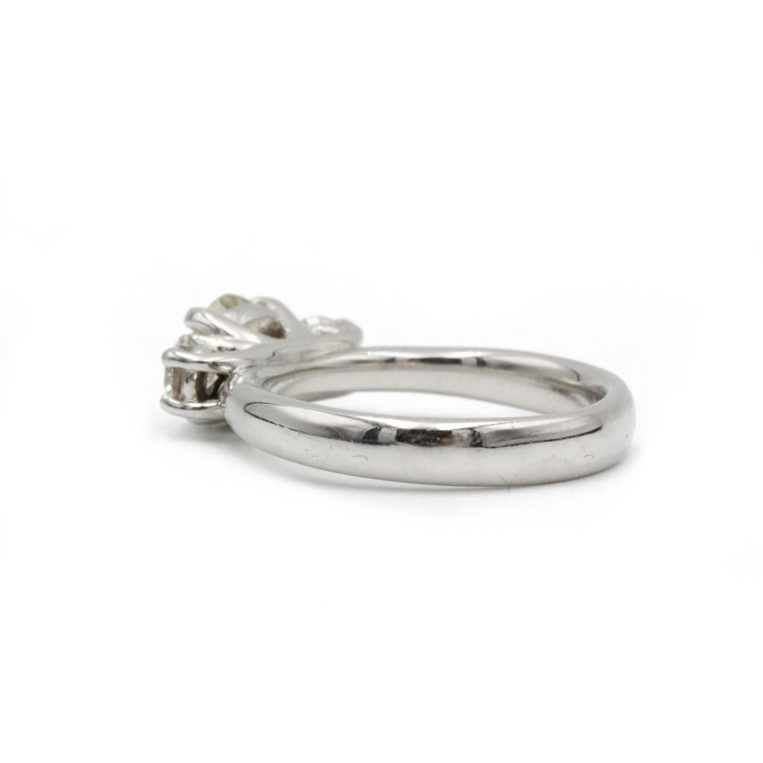 Taille brillant Bague trilogie en or blanc 18 carats avec un diamant G VS de 1,30 carat et deux pierres latérales de 0,30 carat en vente